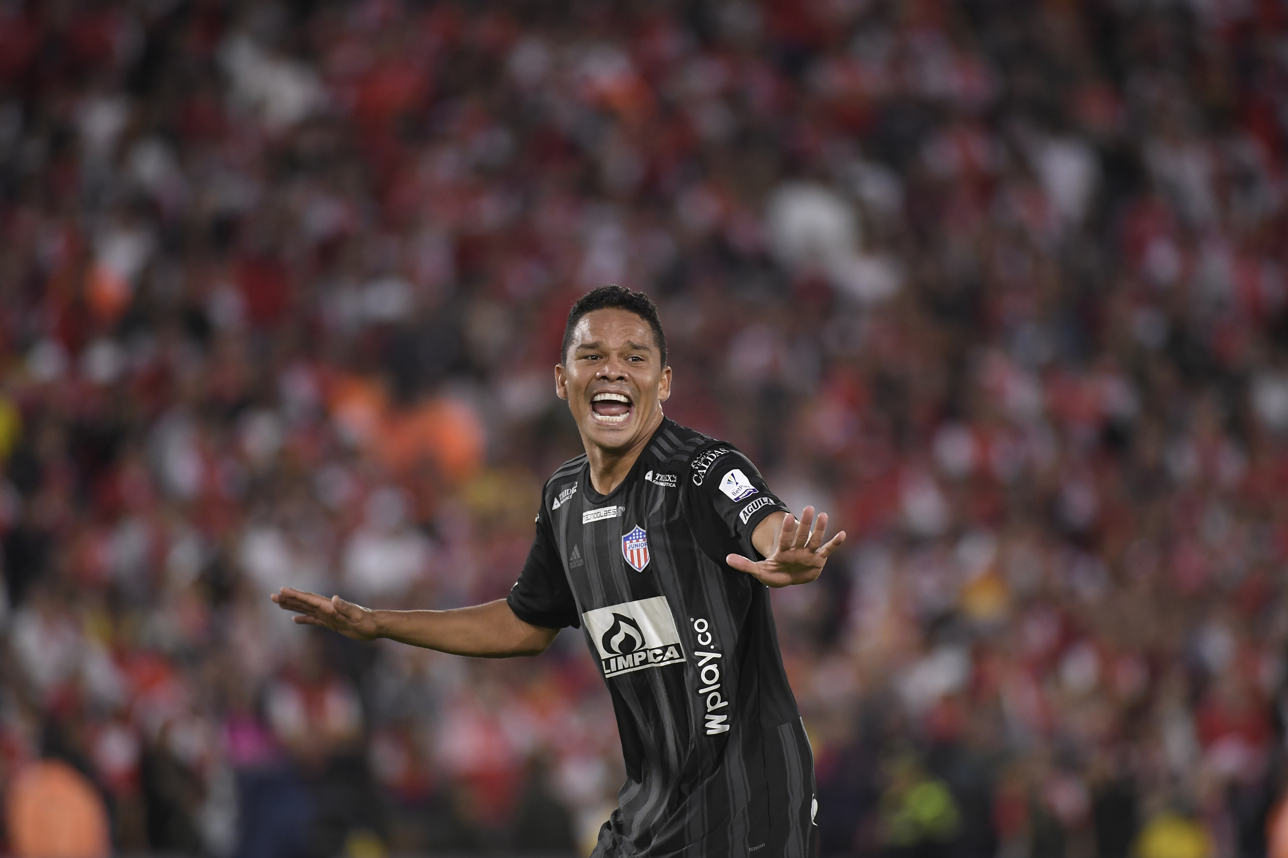 Con doblete de Carlos Bacca, Junior venció a Envigado y se metió a los ocho