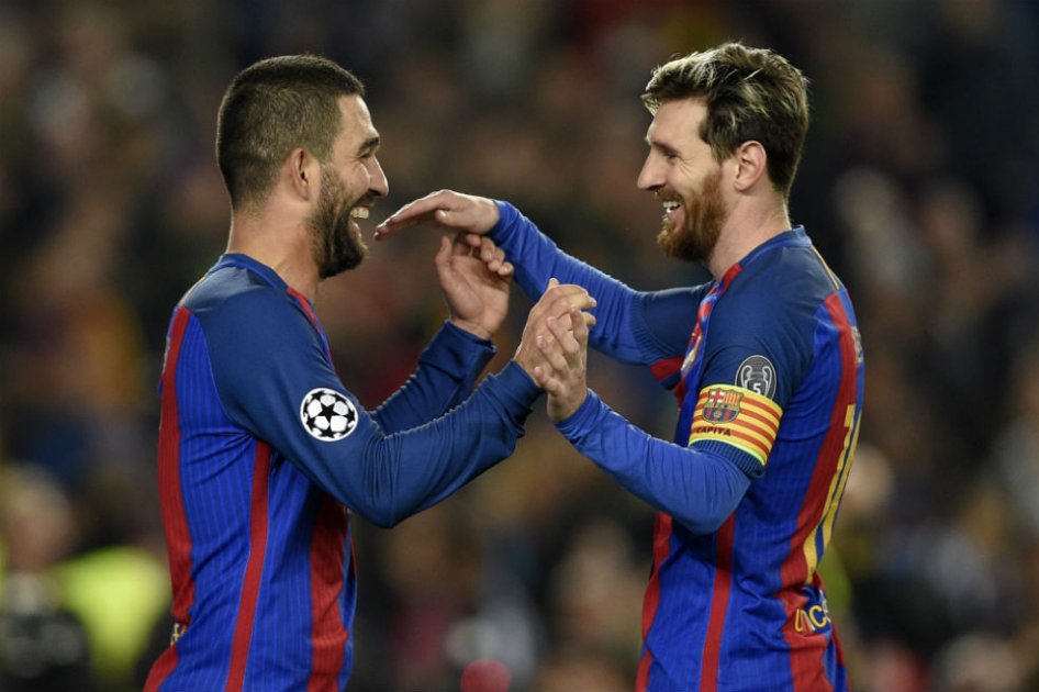 Lionel Messi y Arda Turán celebran uno de los goles del Barcelona en la Liga de Campeones. Foto: AFP