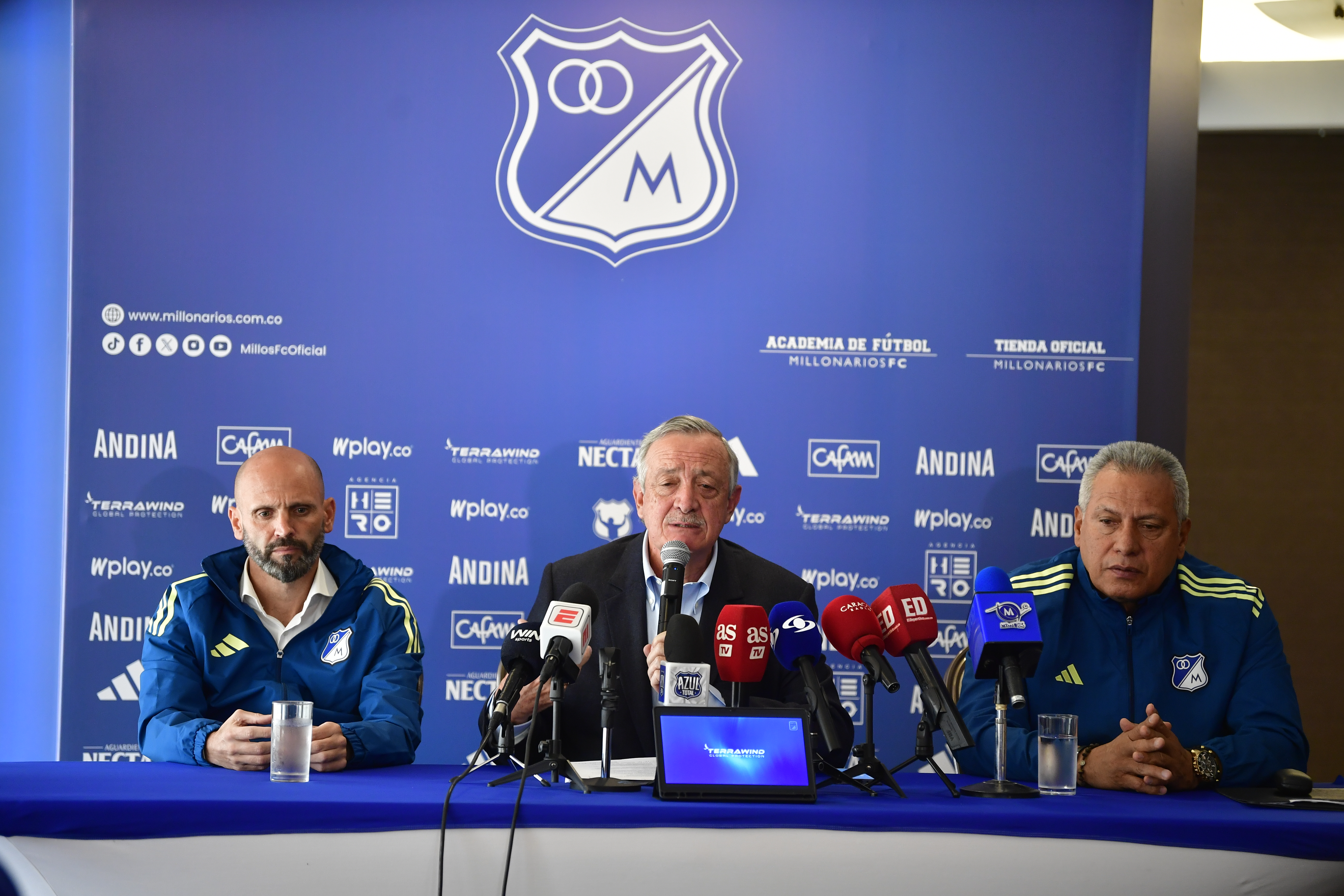 Nuevo director deportivo de Millonarios durante su presentación y rueda de prensa, lo acompaña Hernán Torres, técnico del equipo y Enrique Camacho, presidente de la institución