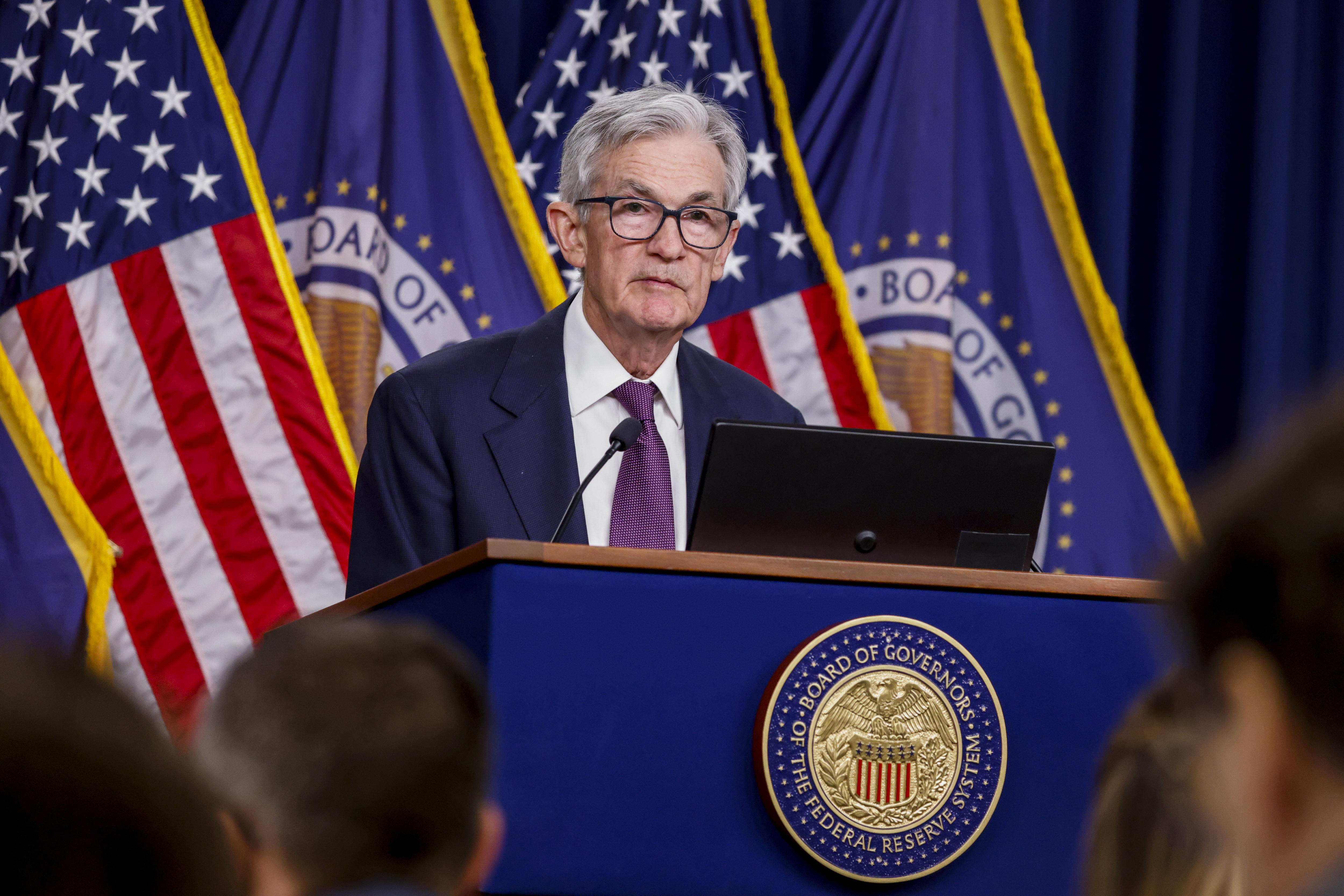 Fed recortó tasa de interés, mientras prevé solo dos rebajas en 2025