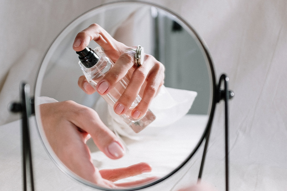 Errores comunes al aplicarse perfume y consejos para que dure más tiempo