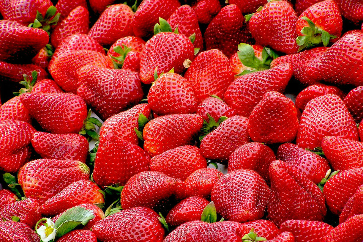 Detienen a mujer por insertar agujas en fresas que estaban a la venta