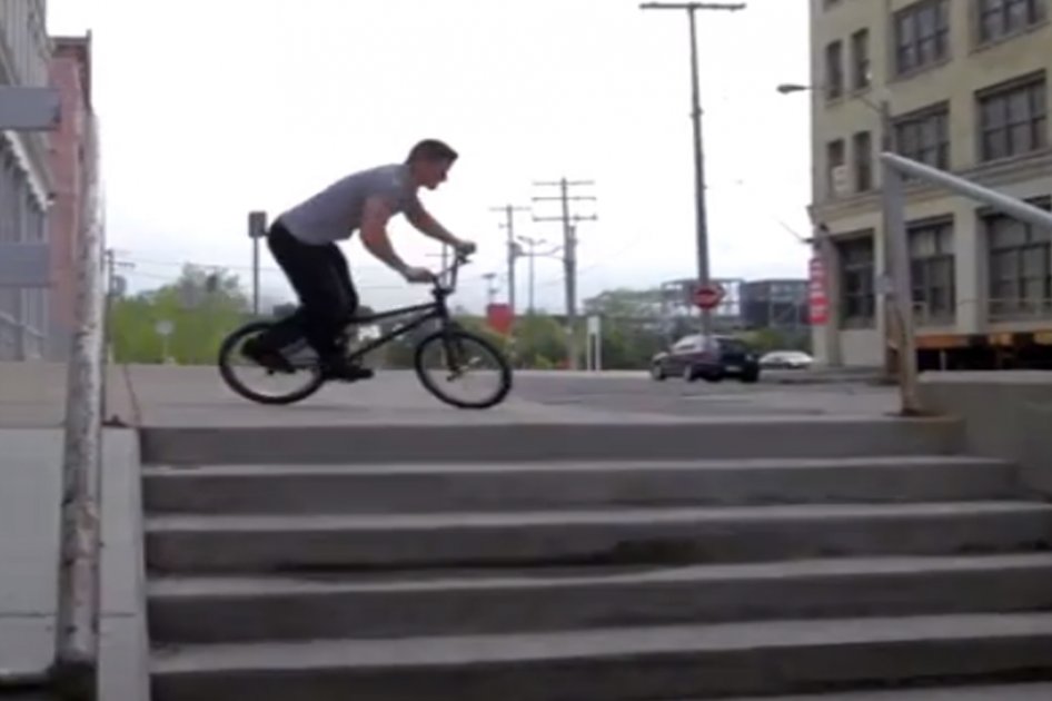 Tim Knoll muestra sus habilidades sobre una bicicleta