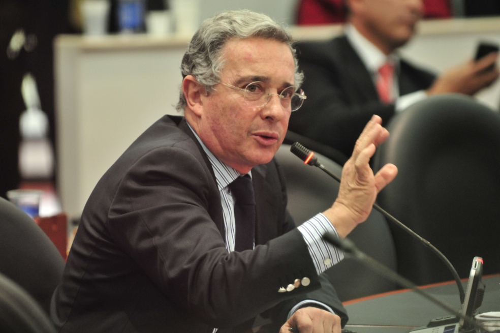 “Dirijan armas hacia el Palacio de Miraflores para que desalojen la dictadura”: Uribe a venezolanos