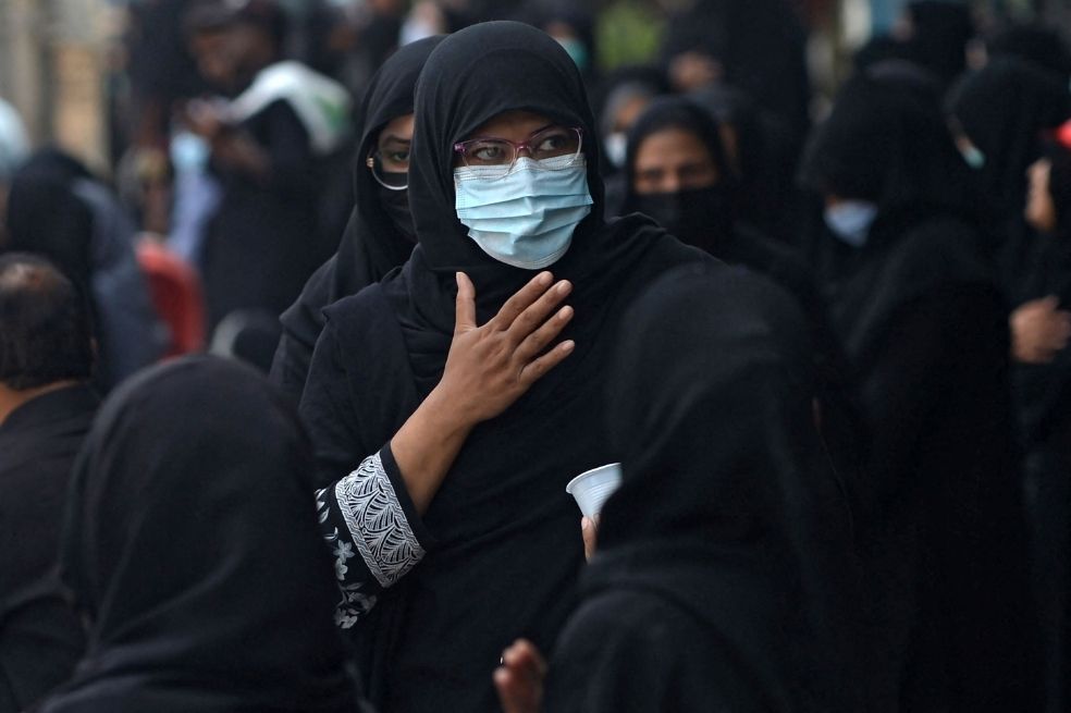 Más de 400 hombres manosearon a una mujer en Pakistán; ahora es culpada por ello