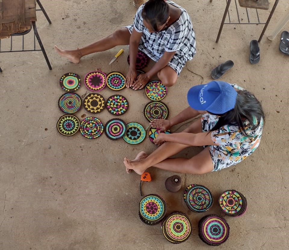 En la Guajira, FUCAI acompaña a mujeres tejedoras a vender sus tejidos para conseguir mejores ingresos económicos y luchar contra la desnutrición.
