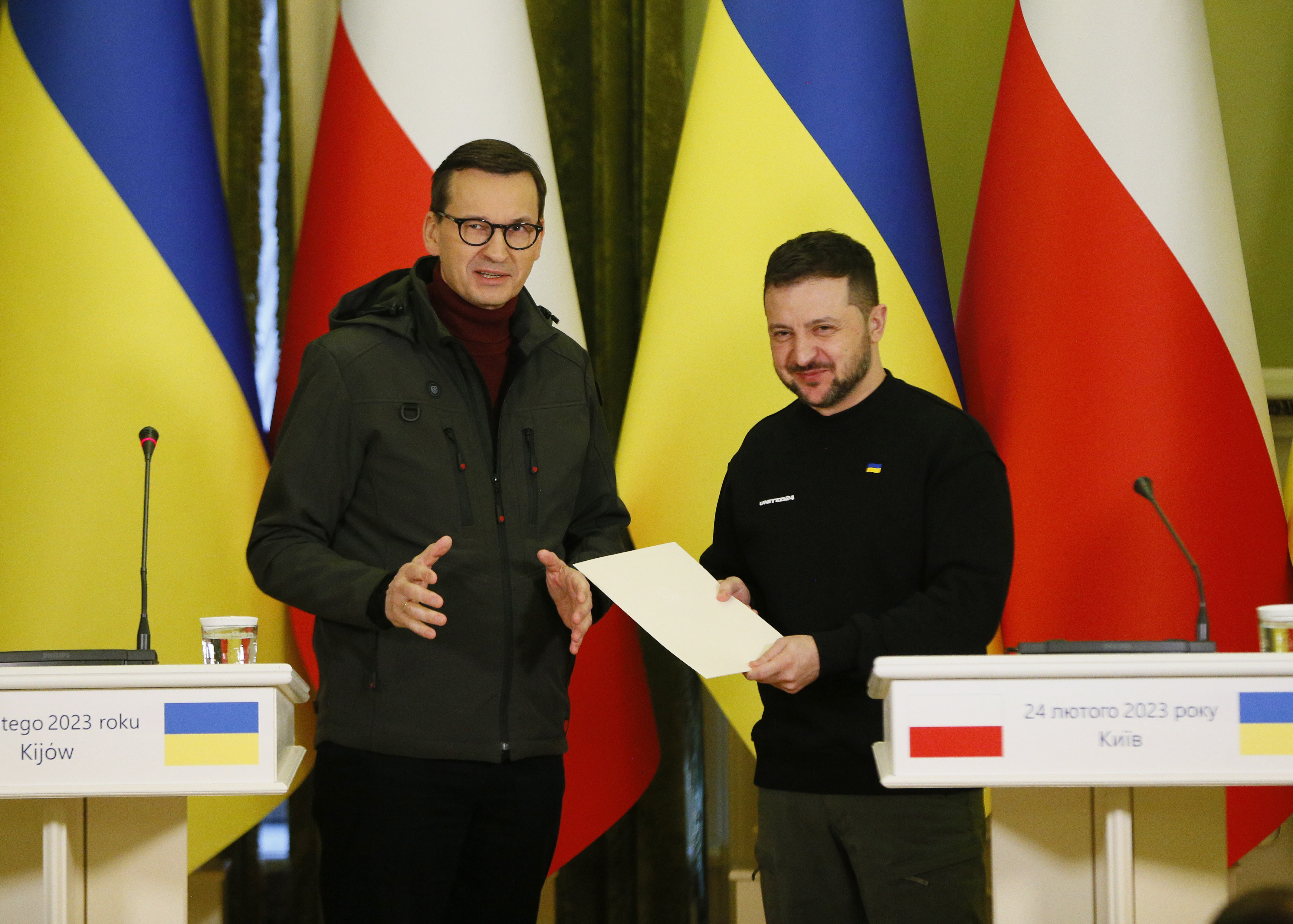 Kyiv (Ukraine), 24/02/2023.- Ukraine's President Volodymyr Zelensky (R) and Polish Prime Minister Mateusz Morawiecki (L) react during a joint press conference following their meeting in Kyiv, Ukraine, 24 February 2023. Morawiecki arrived in Ukraine to meet with top officials on the day Ukraine marks one year since Russian troops entered its territory. (Polonia, Rusia, Ucrania) EFE/EPA/STEPAN FRANKO