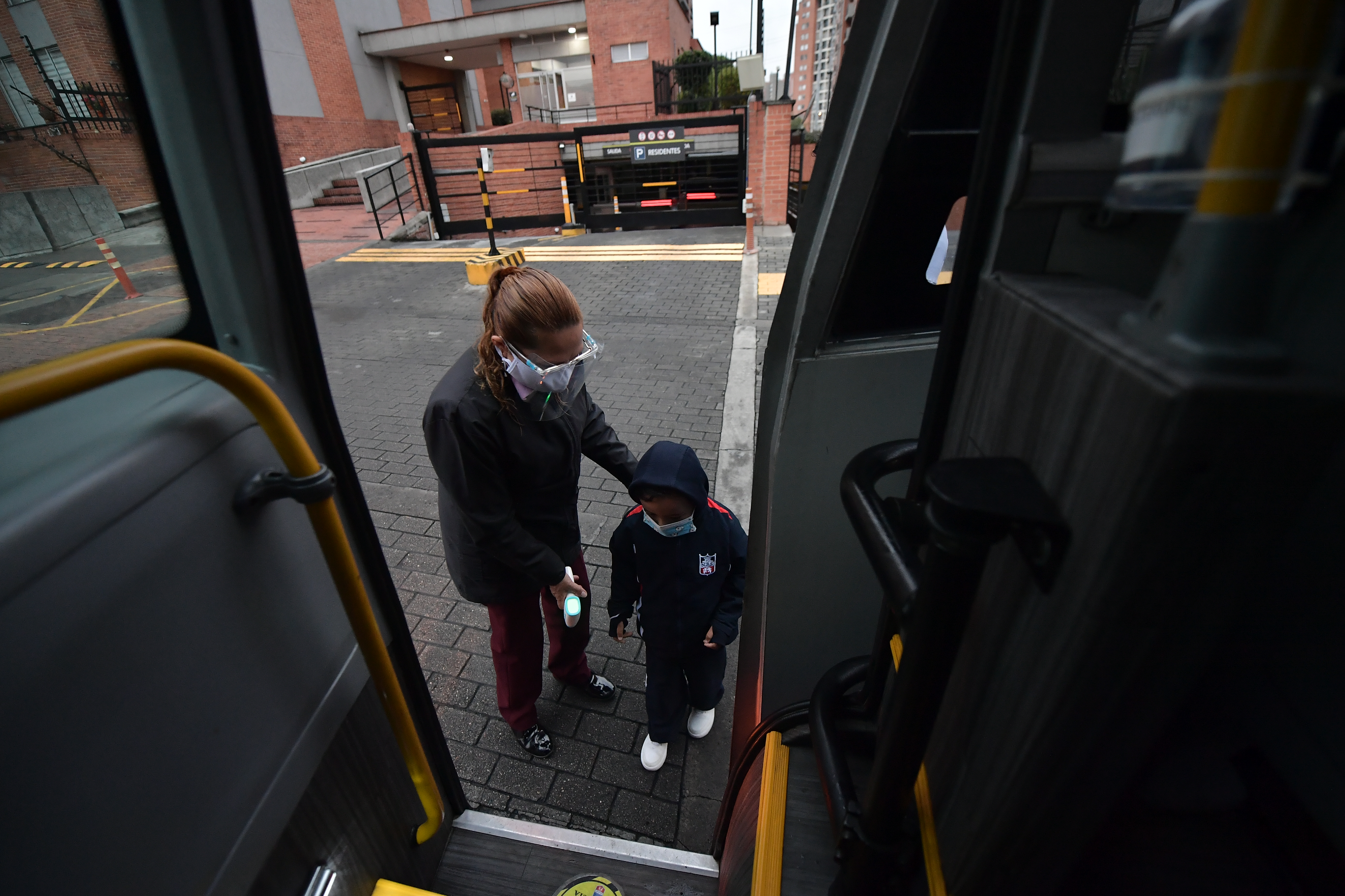 Los rostros tras el lío con las rutas escolares de los colegios públicos de Bogotá