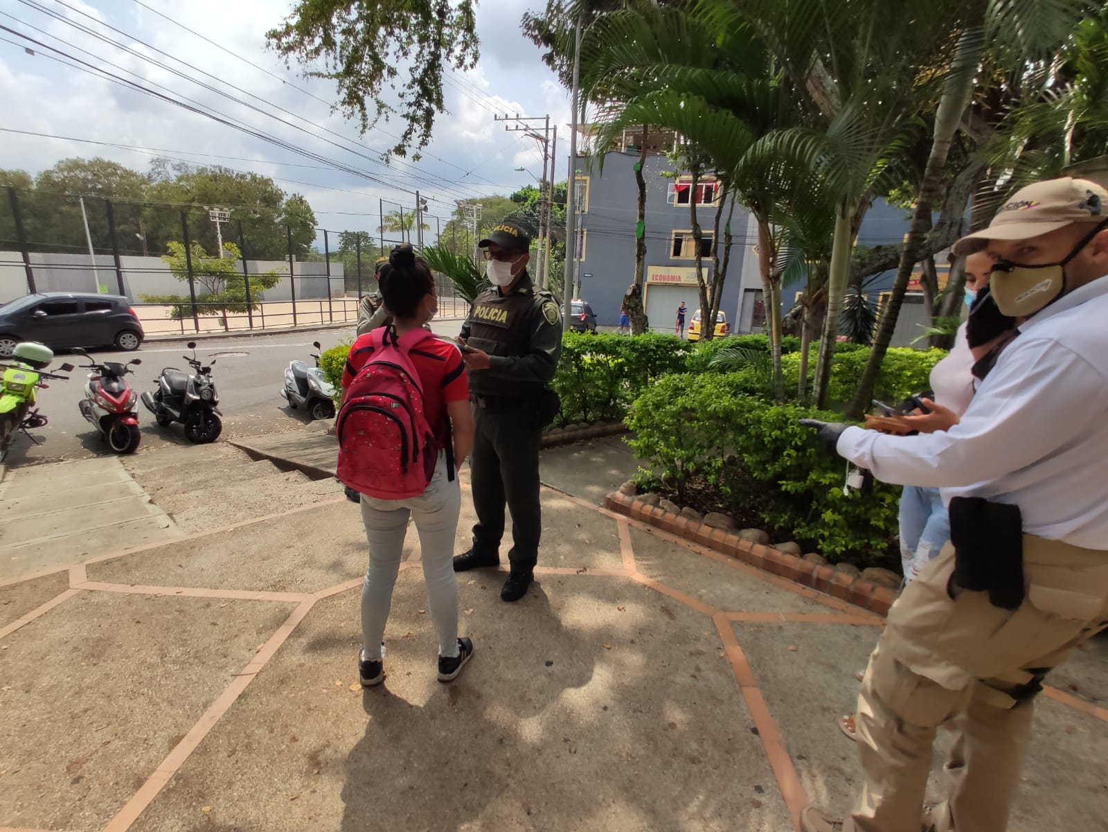 Capturan a mujer que al parecer usaba a niña que cuidaba para mendigar