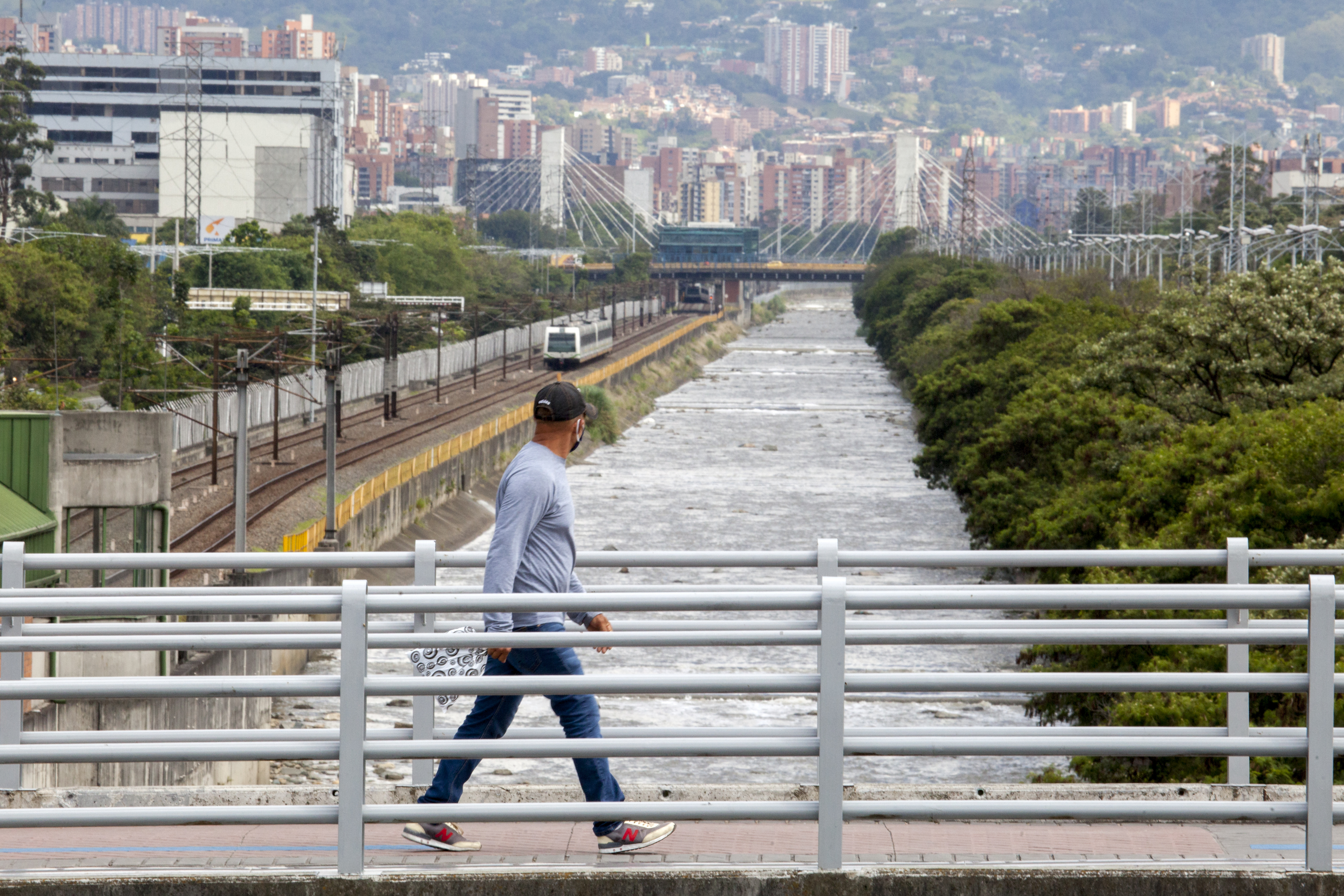 Encontraron a un hombre muerto a orillas del río Medellín