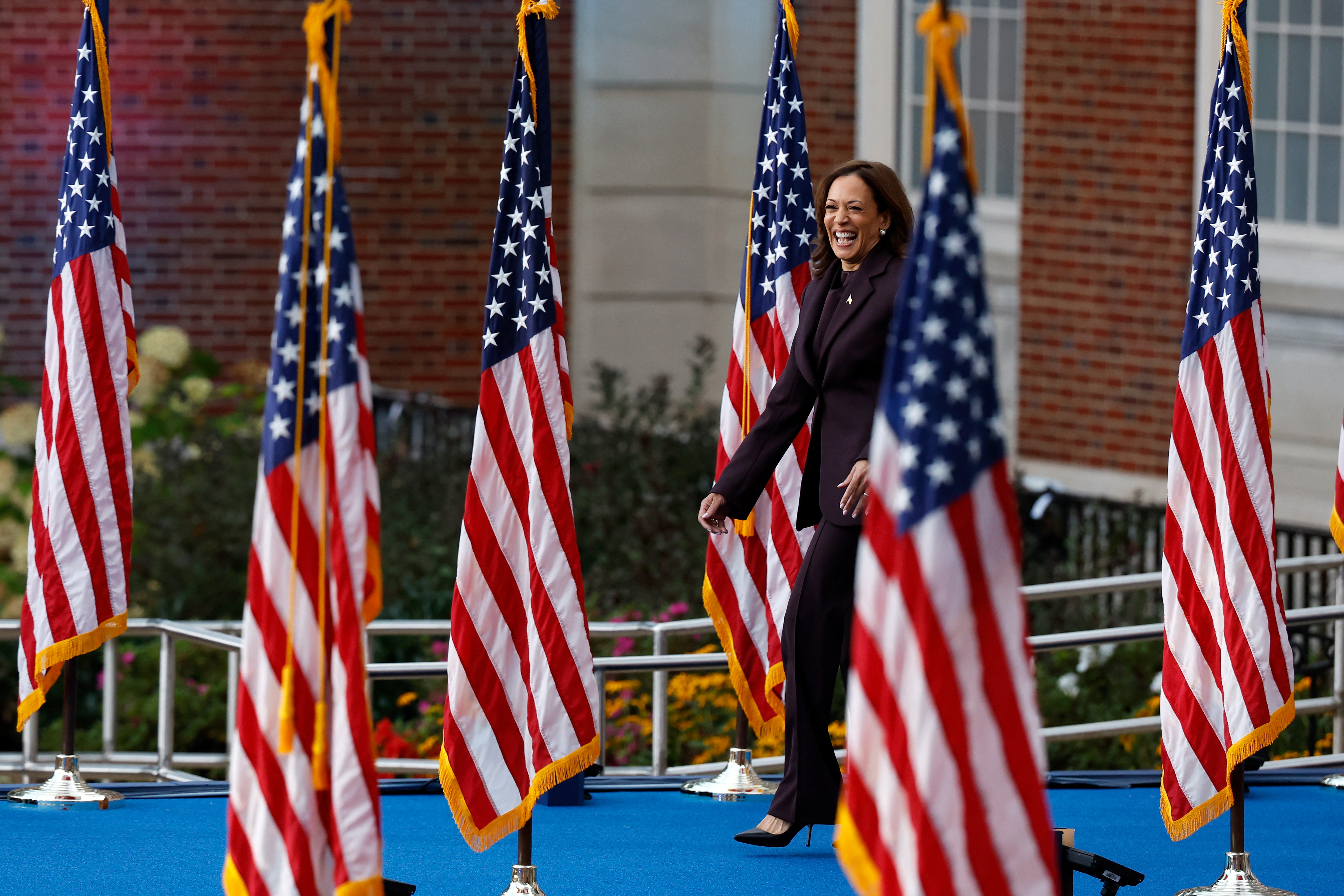 La candidata presidencial demócrata, la vicepresidenta de Estados Unidos, Kamala Harris, llega para hablar en el escenario mientras reconoce la derrota en la elección, en la Universidad Howard, el 6 de noviembre de 2024 en Washington.