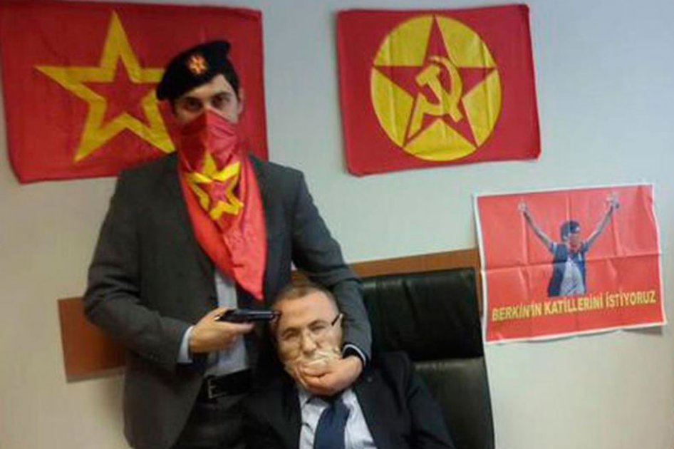Fotografía publicada en Twitter por el partido ilegalizado DHKP-C que muestra a una persona no identificada mientras apunta con un arma a la cabeza del fiscal Mehmet Selim Kiraz.