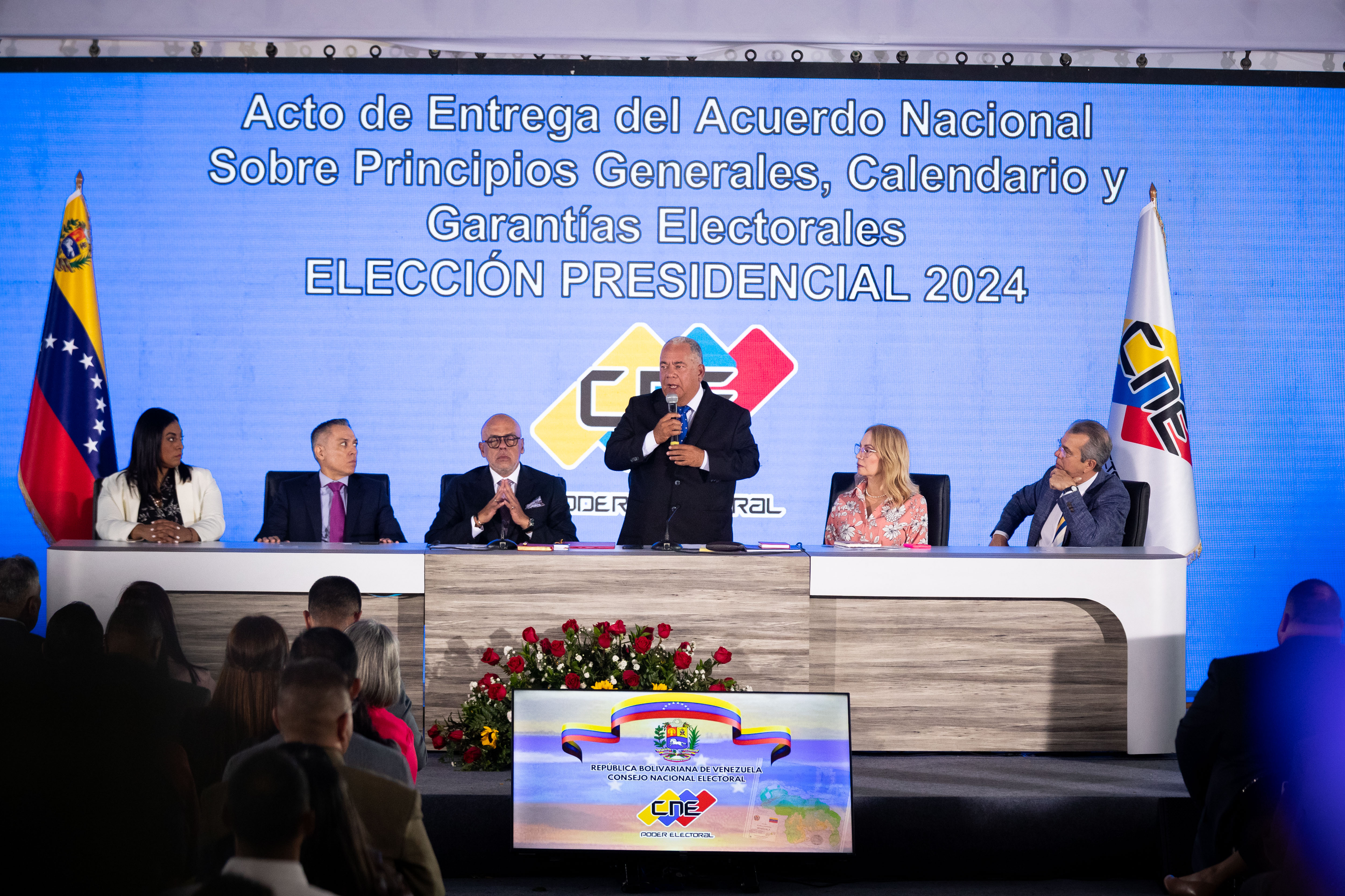 Rector del CNE confiesa no tener evidencia que respalde la reelección de Maduro