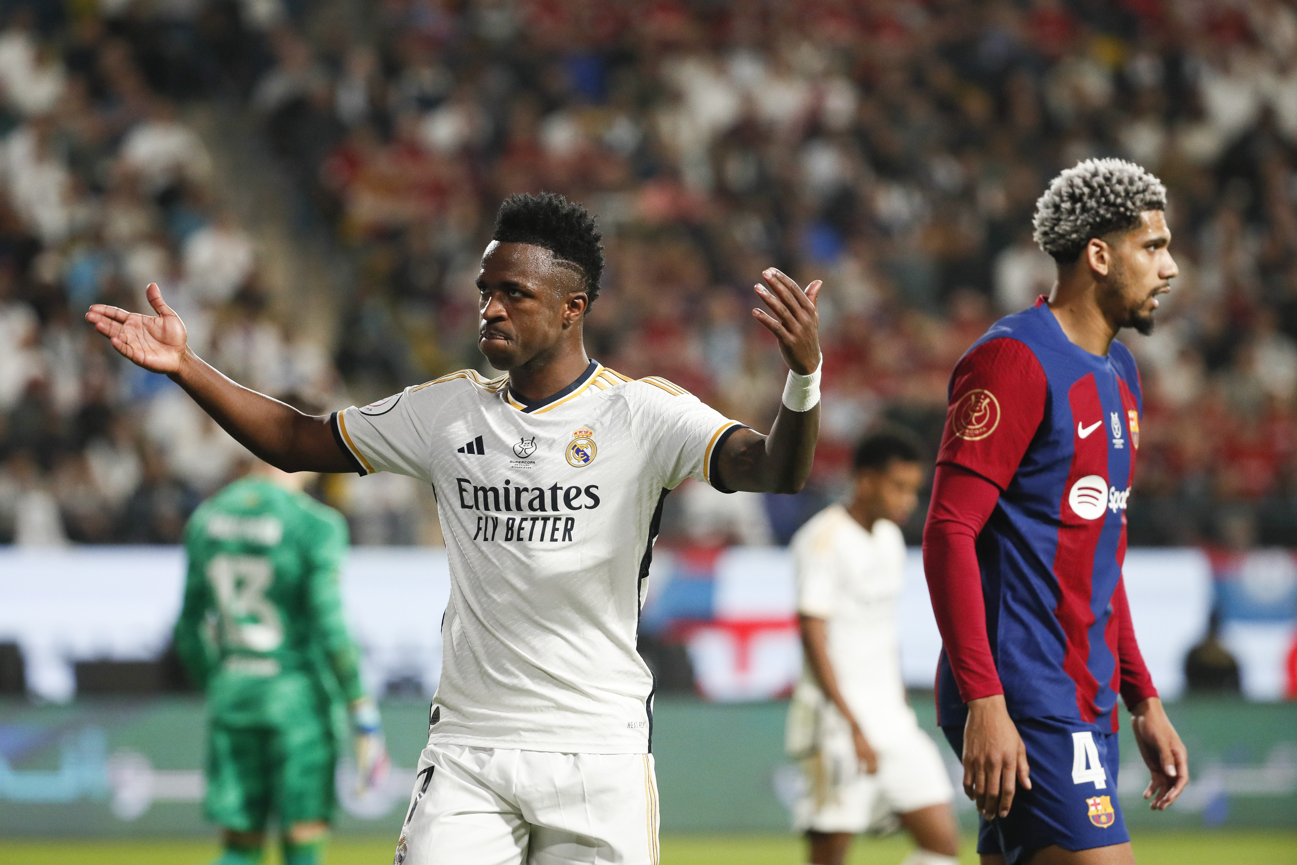 Vinícius brilló y Real Madrid goleó al Barcelona en la Supercopa de España