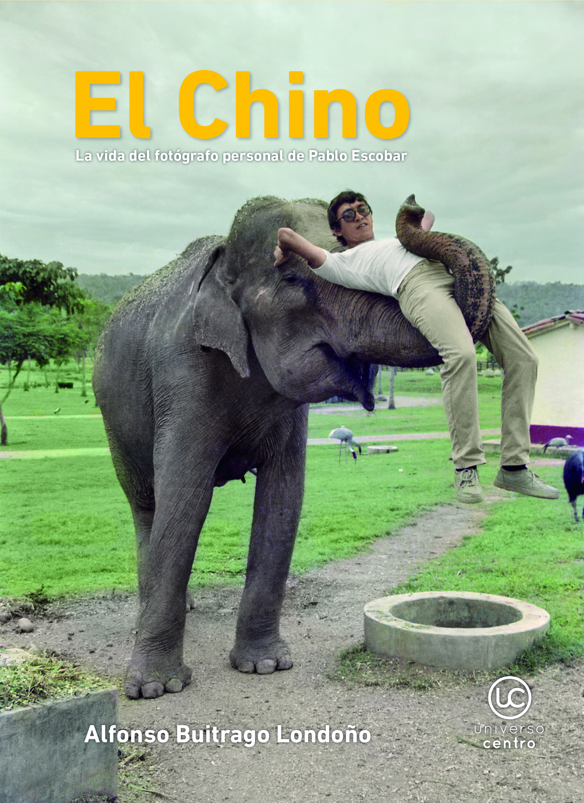El Chino. La vida del fotógrafo personal de Pablo Escobar, Alfonso Buitrago Londoño. Medellín: Universo Centro, 2022, 396 páginas.