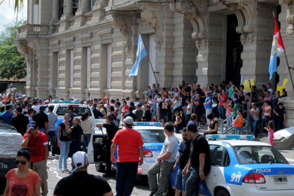 Unos 300 miembros de la Policía de Santa Fe acompañados por sus esposas y familiares permanecían, frente a la Casa de Gobierno provincial para reclamar un incremento salarial. Las protestas de policías por reclamos salariales se extienden por el país junto a saqueos que han causado varias muertos en los últimos días y que el Gobierno atribuye a intentos de desestabilización.  