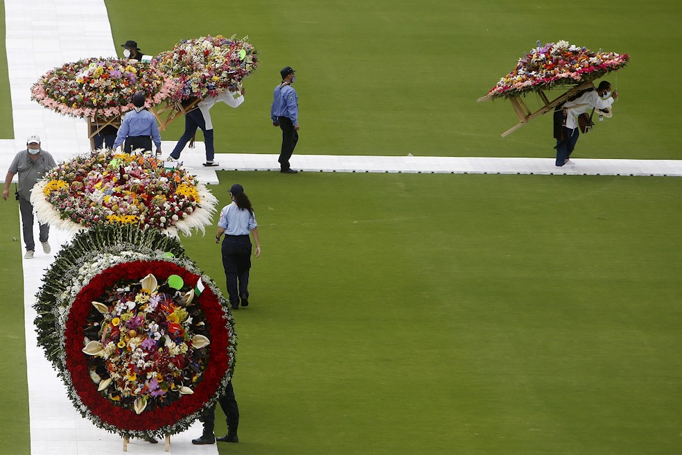 Cientos de silleteros participaron de la edición 64 de la Feria de las Flores, en el estadio Atanasio Girardot en Medellín (Colombia). Luego de 26 años, los silleteros regresaron a este escenario deportivo para desfilar ante 15.000 espectadores con sus arreglos florales, que no pudieron cargar por las calles de la ciudad este año para mantener los controles por la pandemia de la COVID-19.