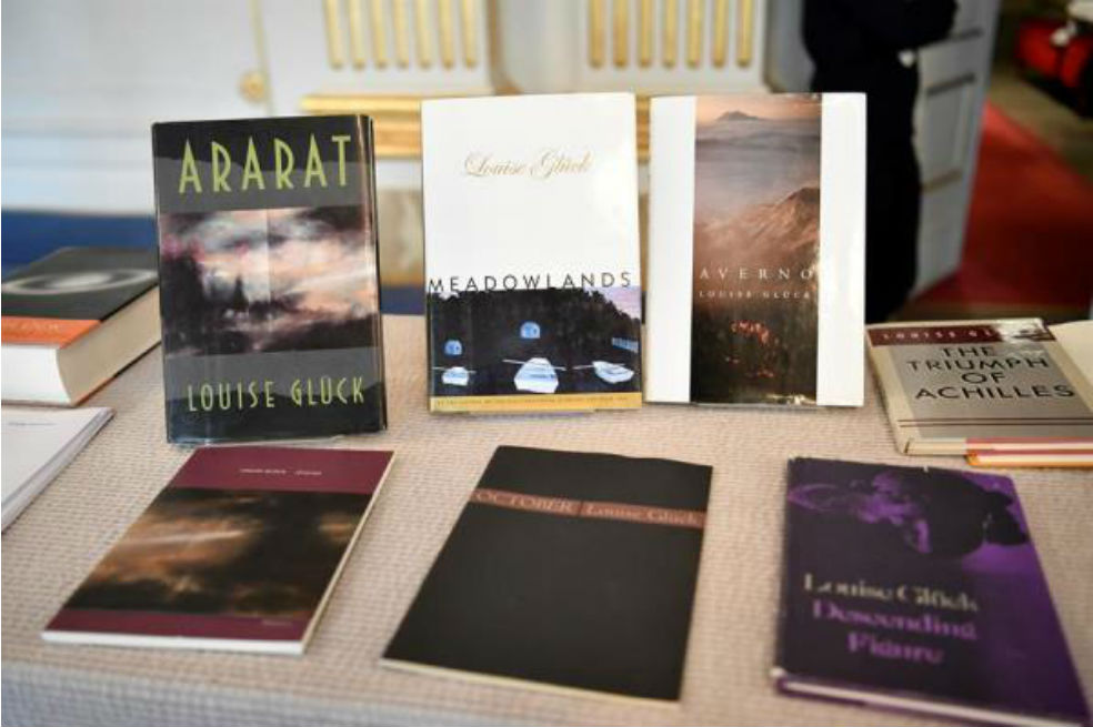 Copias de libros de la poeta y ensayista estadounidense Louise Glück se exhiben durante el anuncio del Premio Nobel de Literatura 2020, en Estocolmo, Suecia.