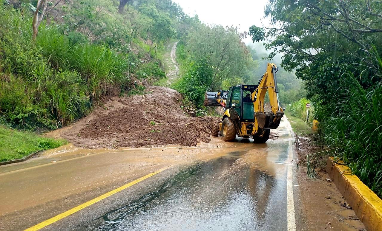 En paralelo a las labores de emergencia, se han ejecutado trabajos de rocería y tala controlada de árboles por parte de la empresa AES Chivor,