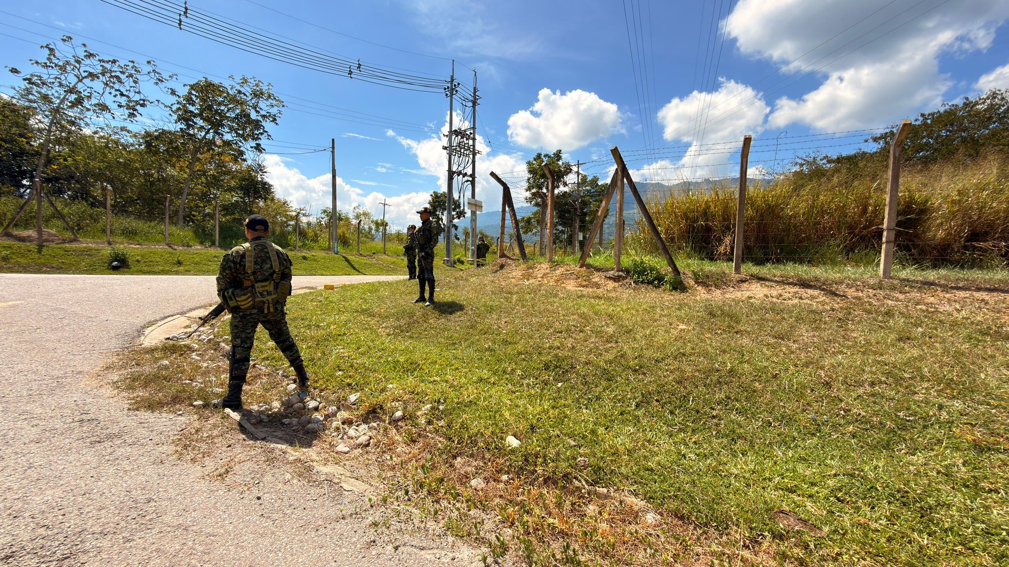 Refuerzan seguridad en Piedecuesta tras la aparición de dos banderas del ELN