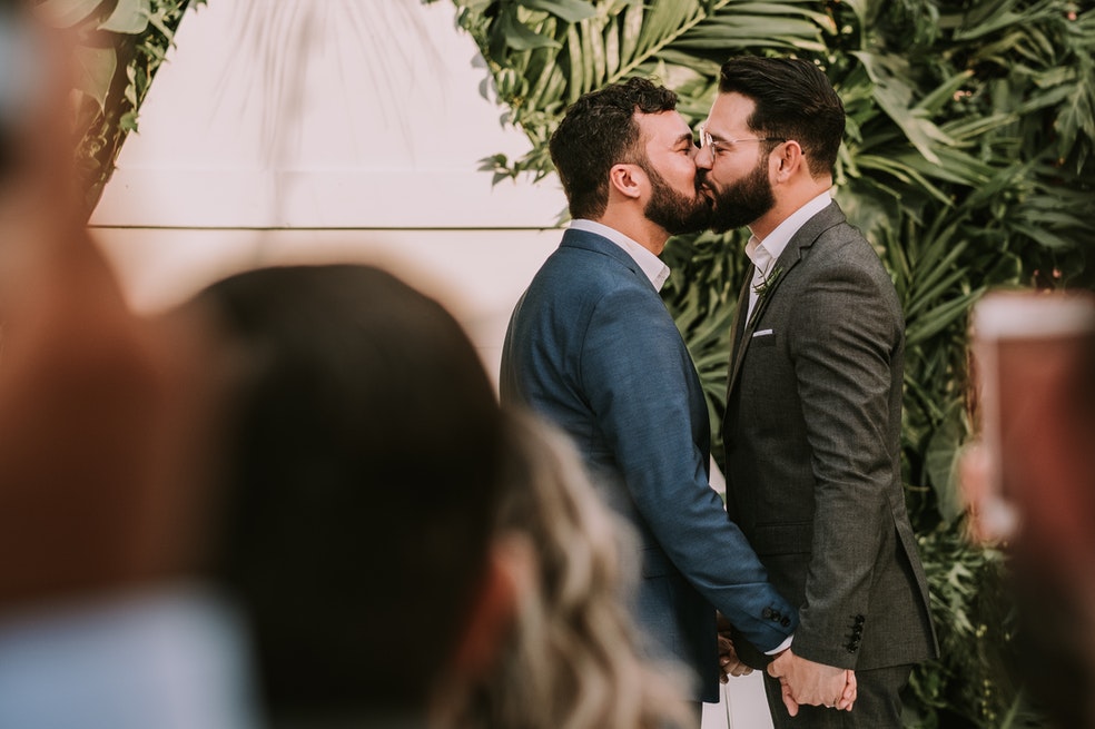 Cáncer:
Cuando se enamoran, Los Cáncer no tienen freno para demostrar constantemente su amor. Son una combinación de romance y pasión que crece conforme se sienten más a gusto con sus parejas. Les encanta que el mundo entero sepa que están en una relación y por eso tendrán un sinfín de gestos románticos.

Su intensidad, cursilería y sensibilidad puede llegar a ser tan abrumadora que sus parejas muchas veces se sientes asfixiadas. Pero esto no será impedimento para que los nacidos bajo este signo sigan mostrando que están 100 % entregados.