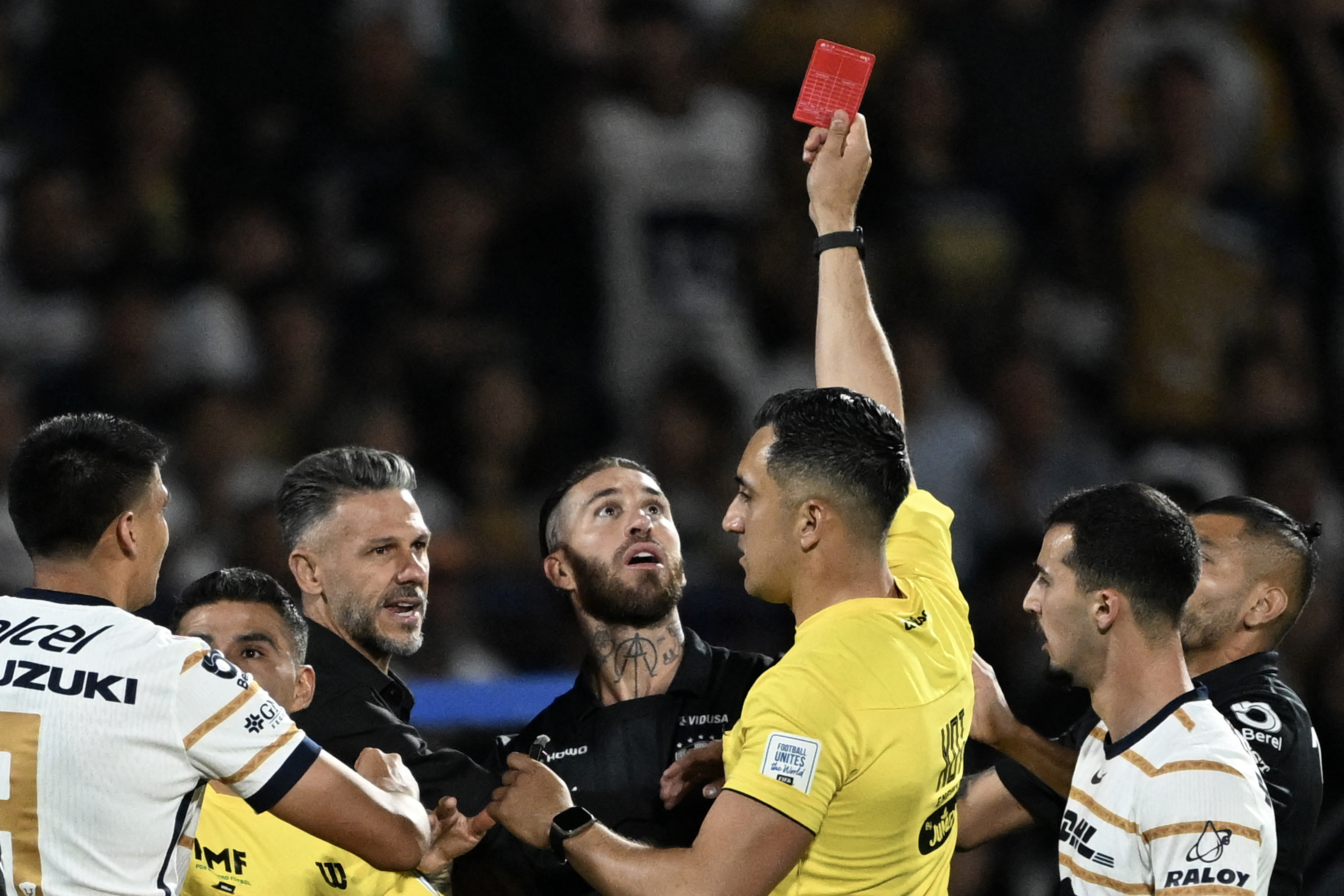 Sergio Ramos es criticado por dar una “patada callejera” en la Liga MX: video