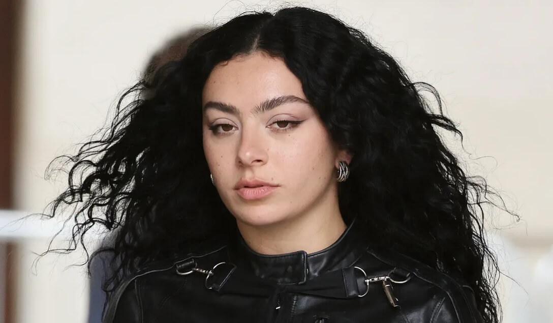 Charli XCX protagoniza ‘Erupcja’, una película en la que trabajó en secreto en Polonia