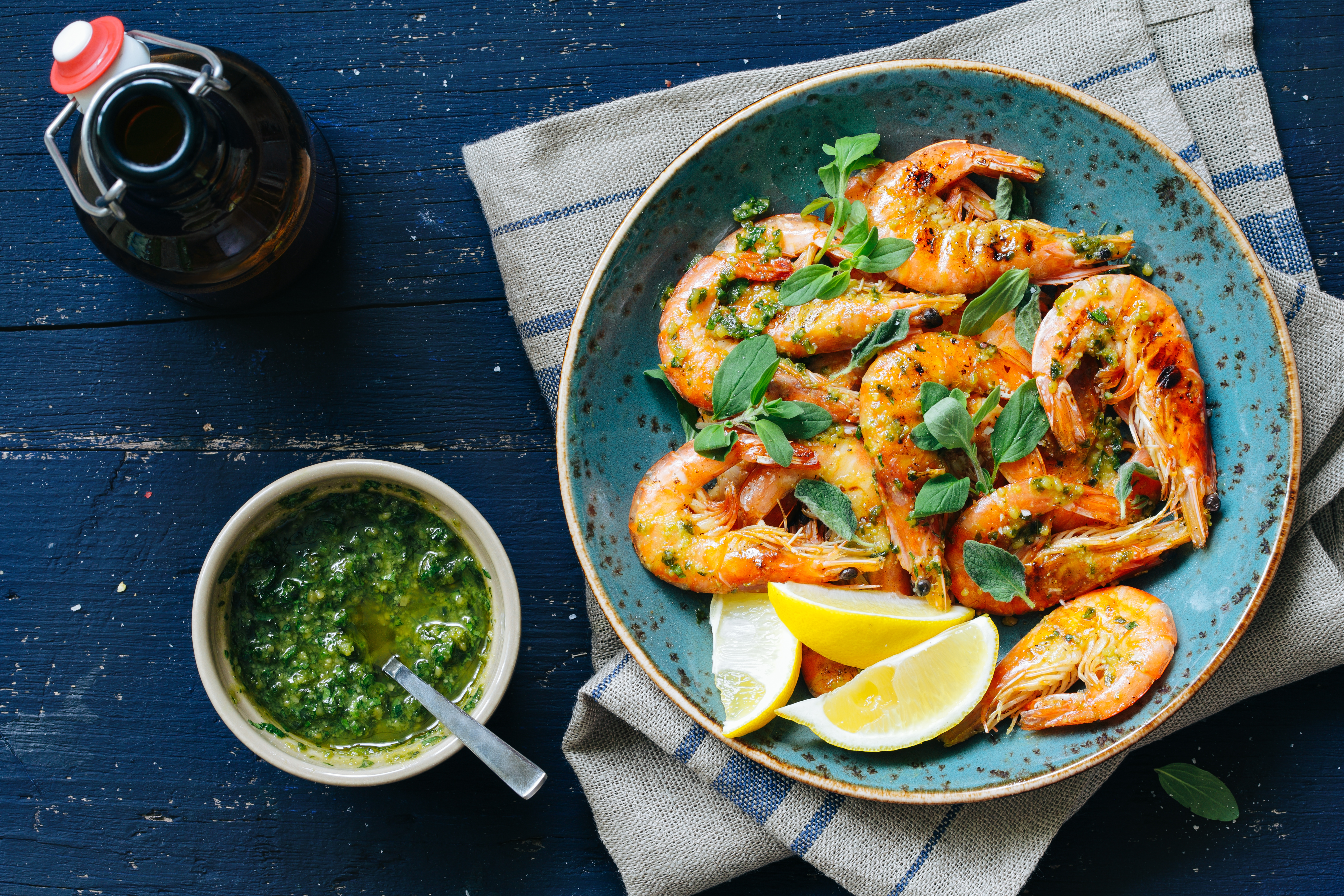 Aprende a cocinar unos camarones en salsa de chimichurri