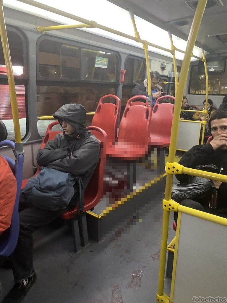 Foto de charco de sangre en bus de TM fue tomada después de un atraco con cuchillo