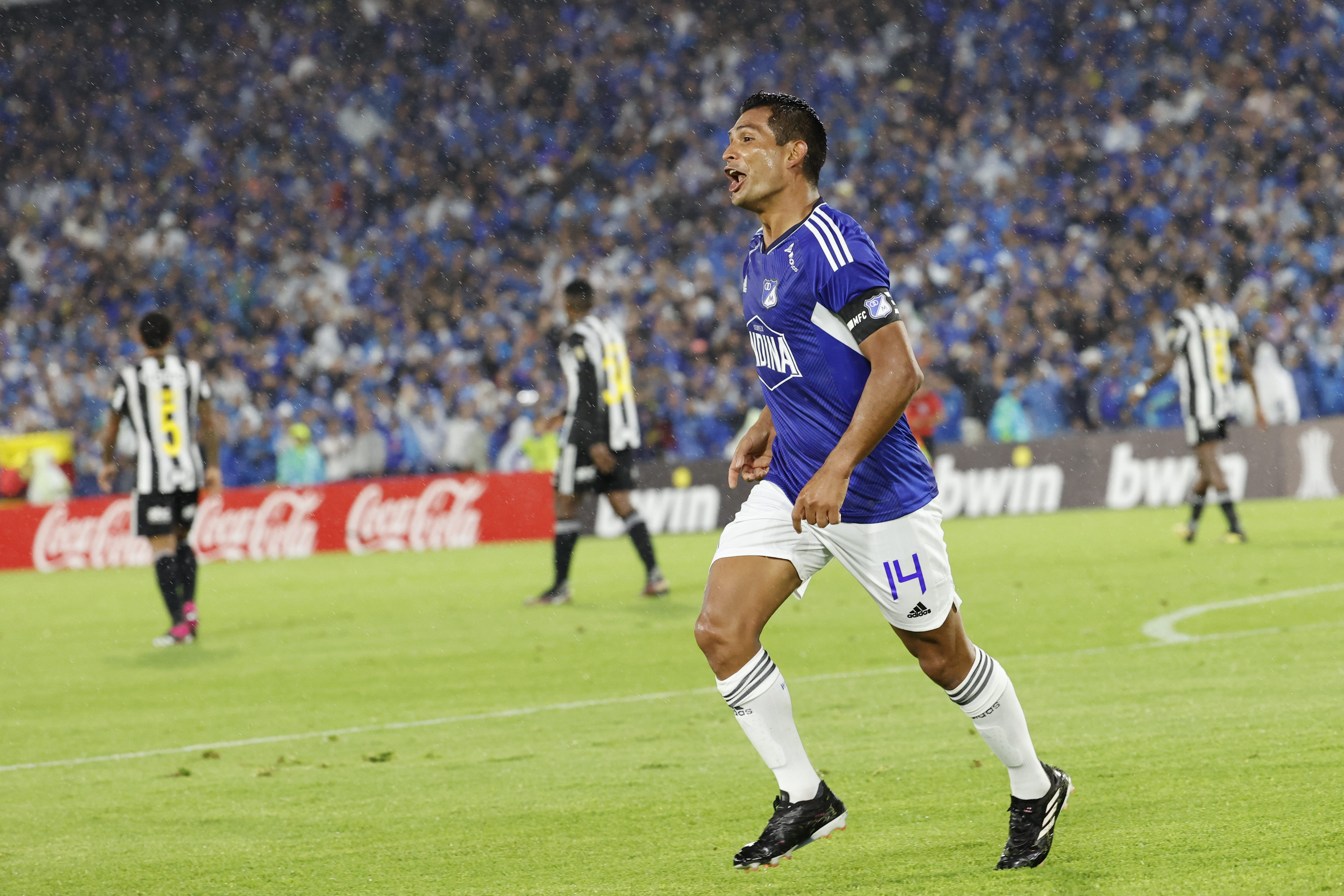 AMDEP2123. BOGOTÁ (COLOMBIA), 08/03/2023.- David Macalister Silva de Millonarios celebra un gol hoy, en un partido de la Copa Libertadores entre Millonarios y Atlético Mineiro en el estadio El Campín en Bogotá (Colombia). EFE/ Mauricio Dueñas Castañeda