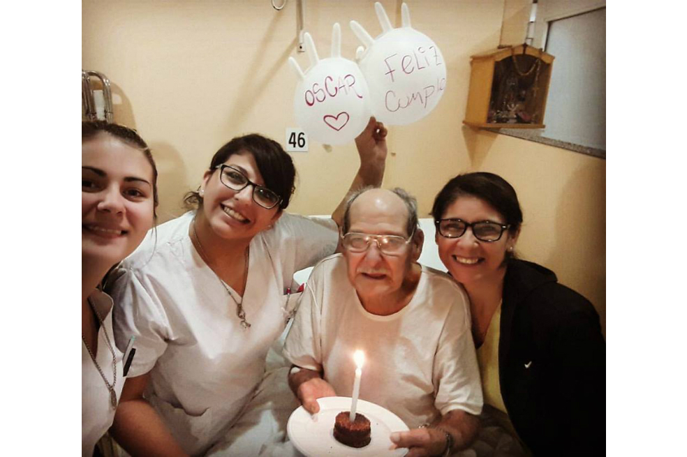 El abuelo que fingió estar enfermo para no pasar solo su cumpleaños