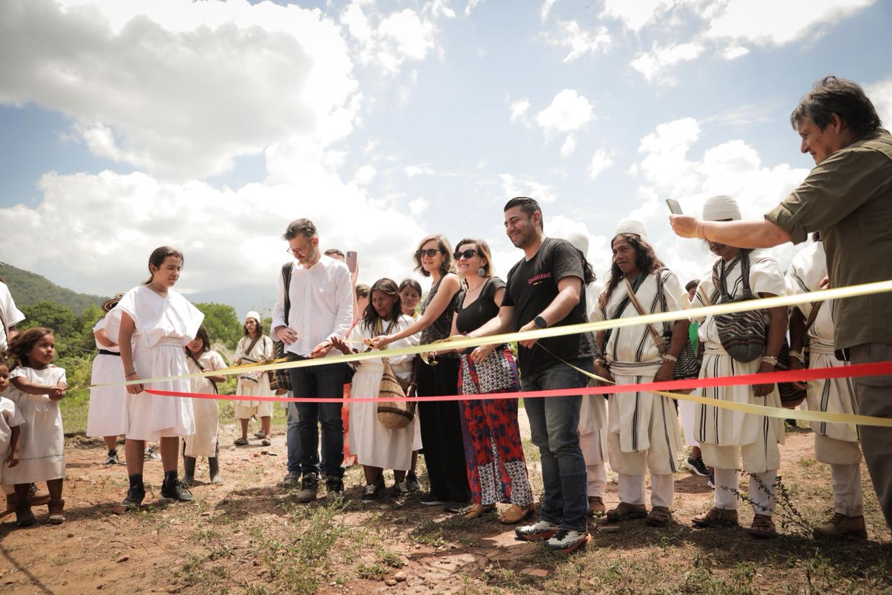 Autoridades, organizaciones y lideresas indígenas durante la apertura de la Casa del Cuidado Ancestral en la Sierra Nevada de Santa Marta.