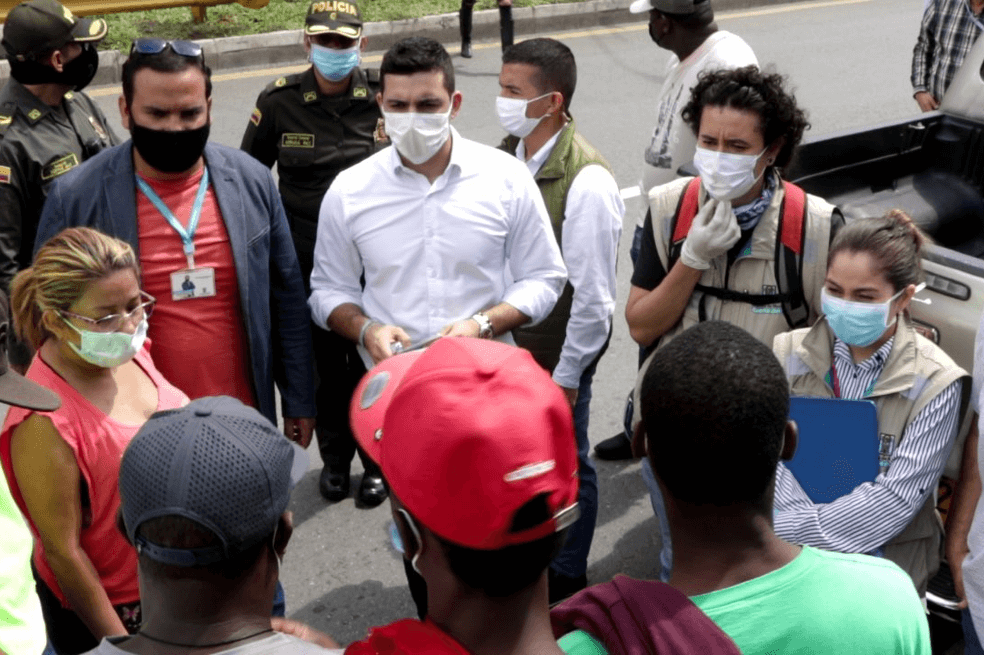 Con cacerolazos, familias vulnerables de Medellín piden ayuda alimentaria