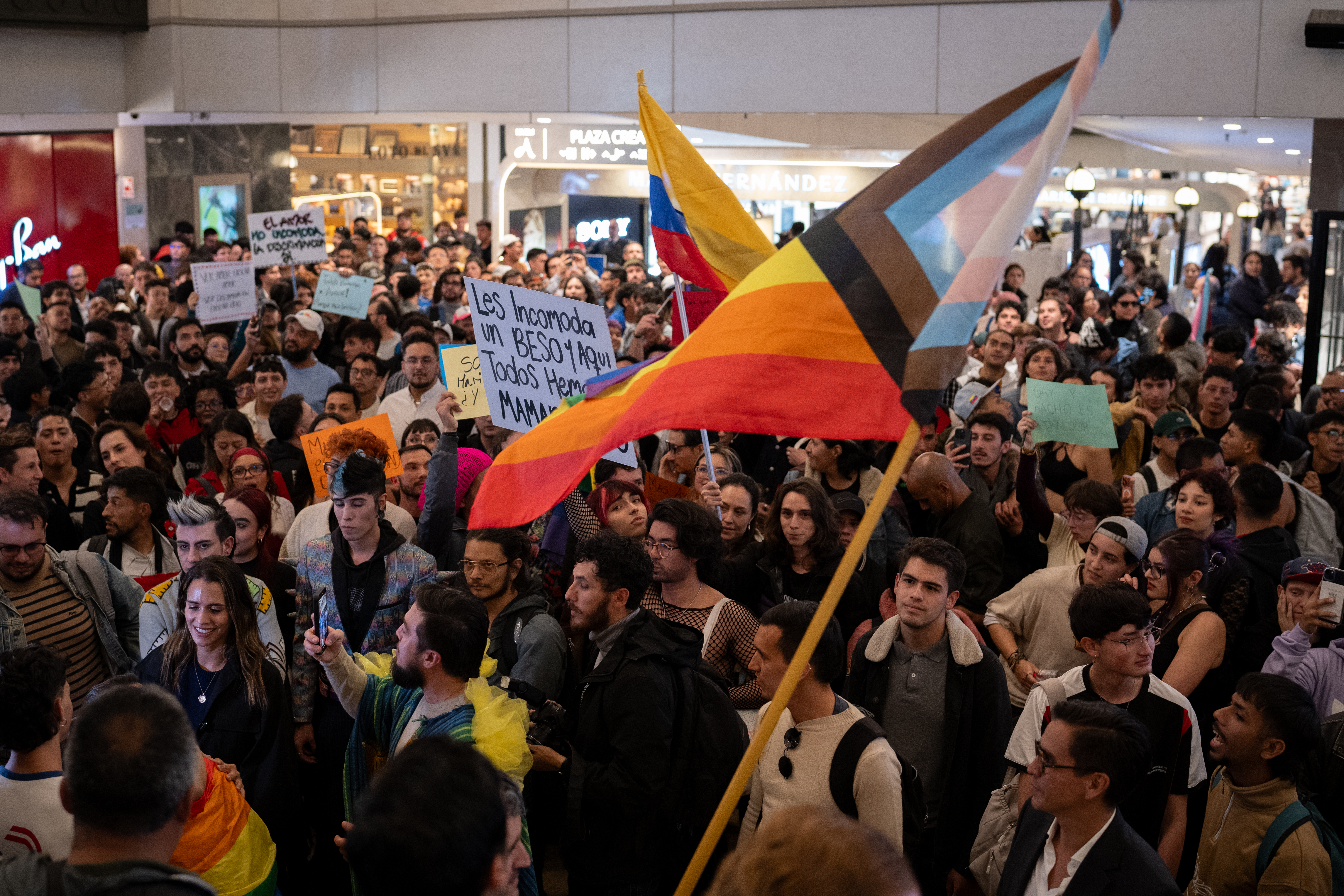 “Besatón” en Centro Comercial Andino.