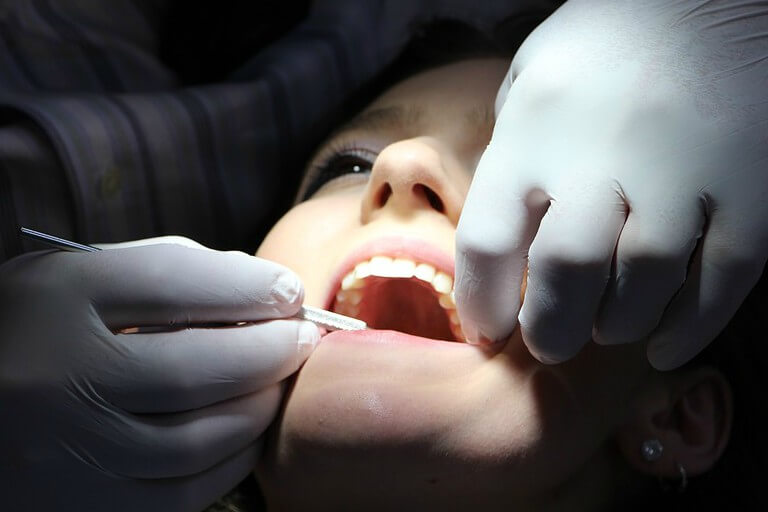 ¿Cómo se relaciona la salud bucal con enfermedades como la hipertensión y la diabetes?
