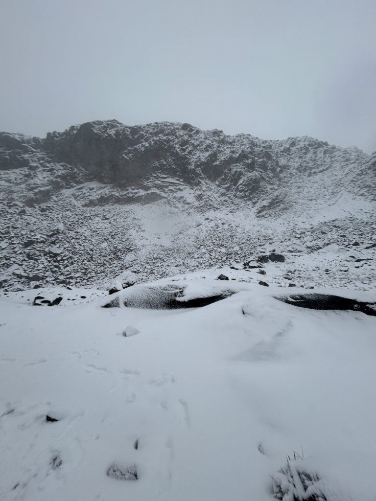 La nieve cubrió el volcán Nevado del Ruiz, el Nevado de Santa Isabel, el Paramillo del Cisne y el Paramillo de Santa Rosa, de acuerdo con la información de la entidad.