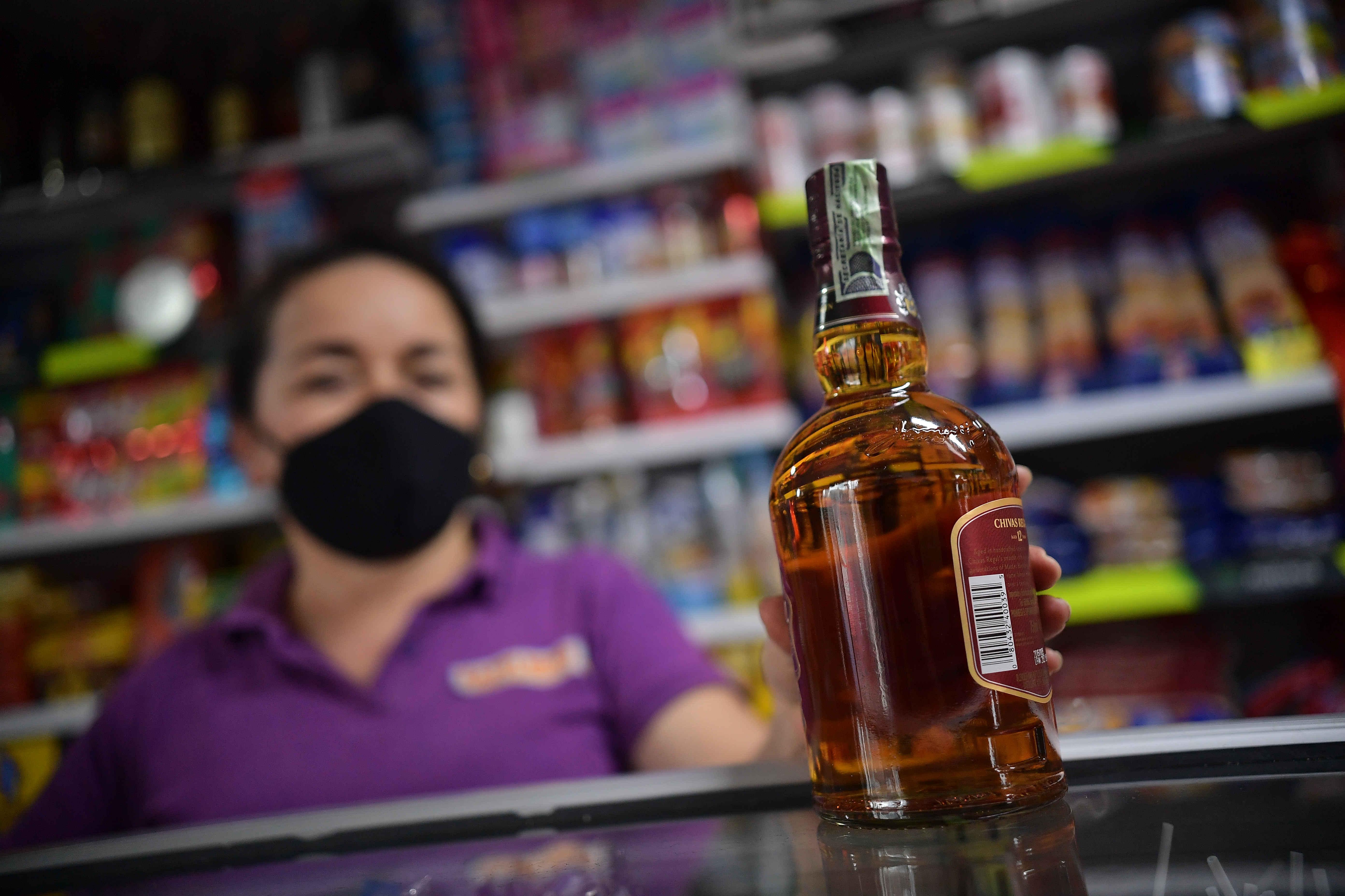 Aspectos de botellas de alcohol cuya venta no esta permitida durante la ley seca por el Covid – 19
