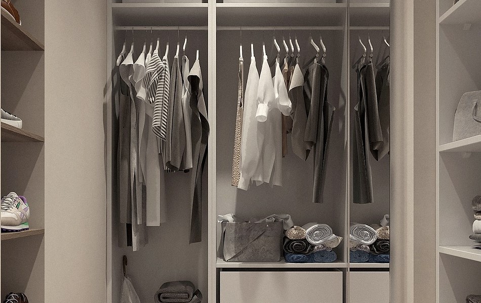 ¿Es mejor la ropa doblada o colgada? Así deberías organizar tu clóset