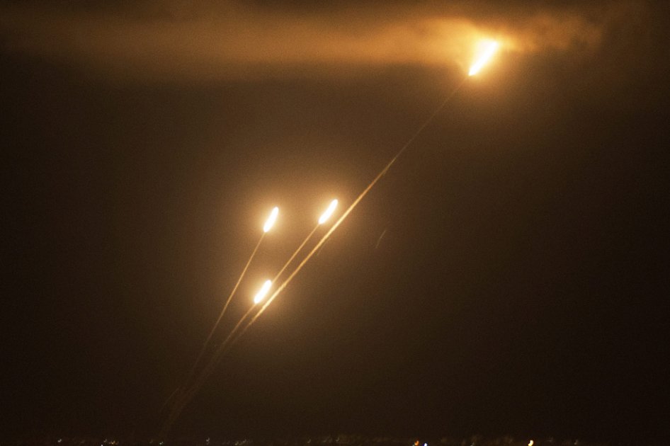 Vista de cohetes lanzados desde la Franja de Gaza hacia ciudades israelíes hoy, martes 15 de julio de 2014.