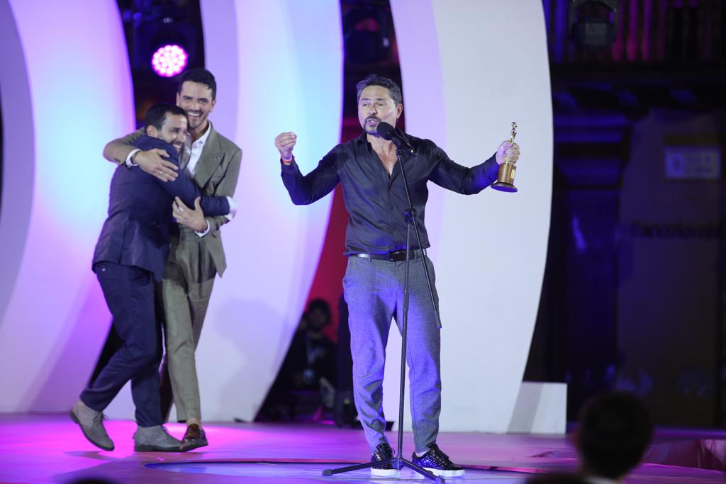 Lucho Velasco y Felipe Vallejo se llevaron el Premio India Catalina a Mejor Director de Ficción por ´Camisa de fuerza', del canal TRO.