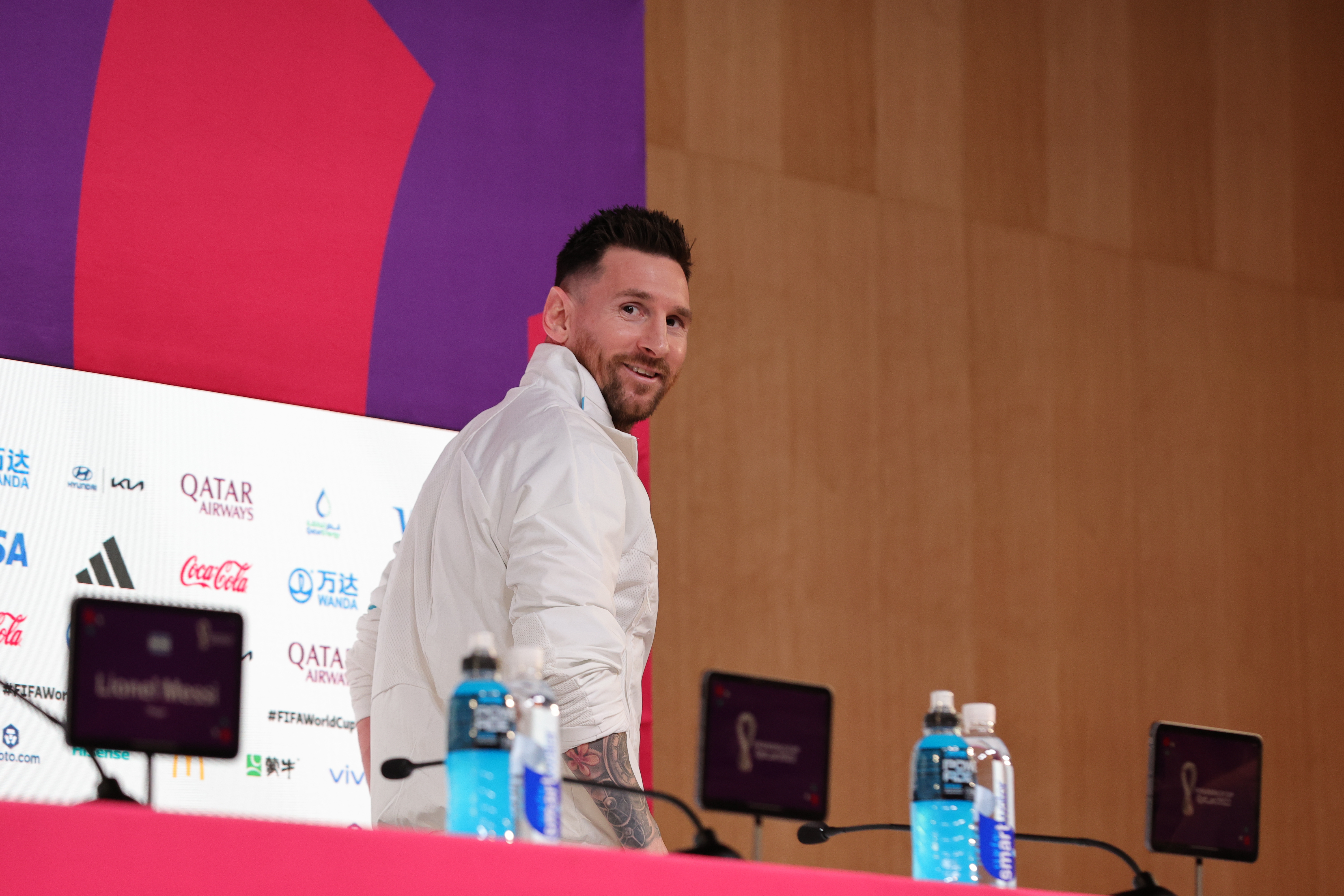 Doha (Qatar), 21/11/2022.- Argentina's Lionel Messi leaves a press conference at the Qatar National Convention Center (QNCC) in Doha, Qatar, 21 November 2022. Argentina will play Saudi Arabia in their group C match of the FIFA World Cup 2022 on 22 November. (Mundial de Fútbol, Arabia Saudita, Catar) EFE/EPA/ABIR SULTAN