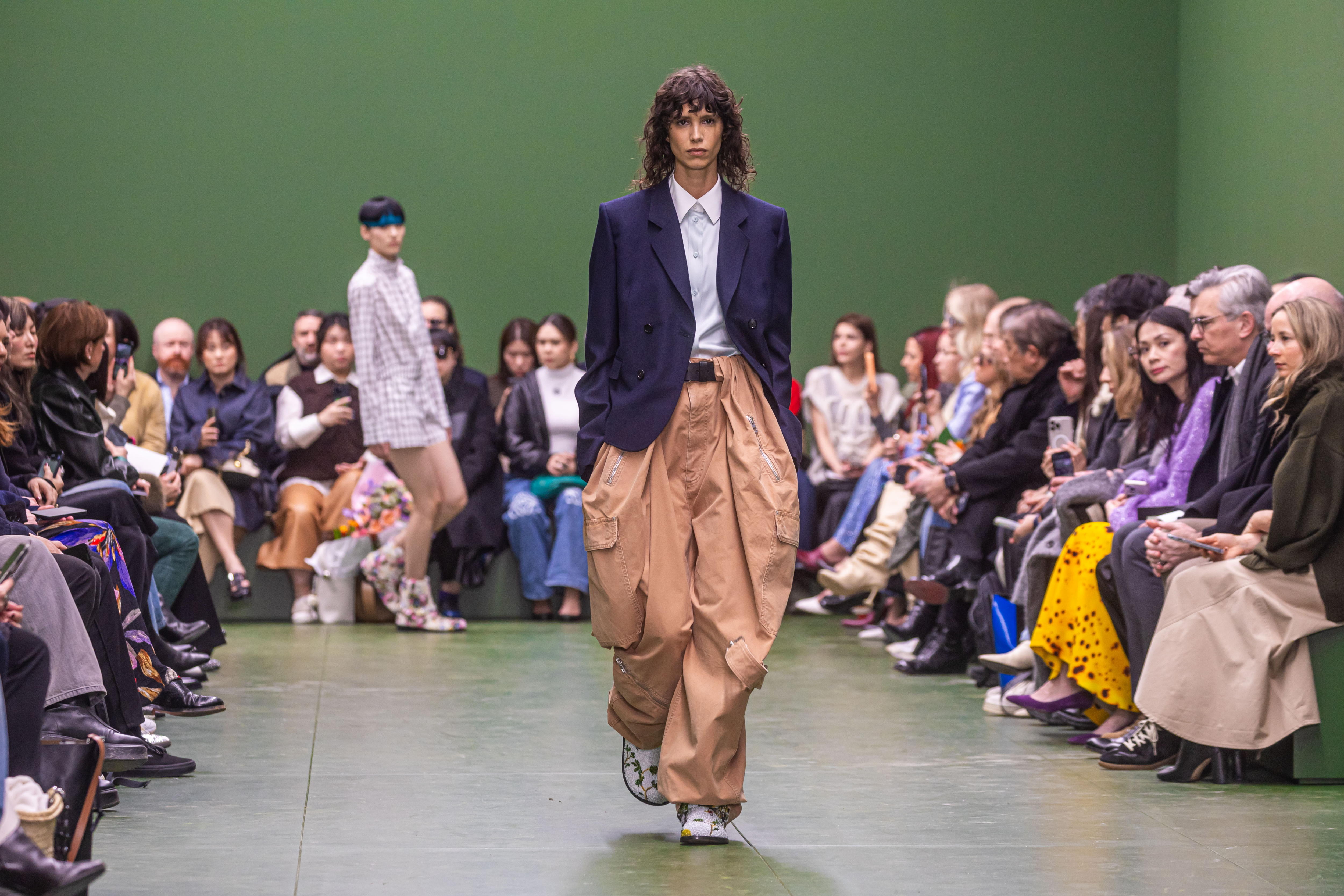 Paris (France), 01/03/2024.- A model presents a creation from the Fall/Winter 2024/2025 Collection by Loewe during Paris Fashion Week, in Paris, France, 01 March 2024. The presentation of the women's collections runs from 25 February to 05 March 2024. (Moda, Francia) EFE/EPA/CHRISTOPHE PETIT TESSON