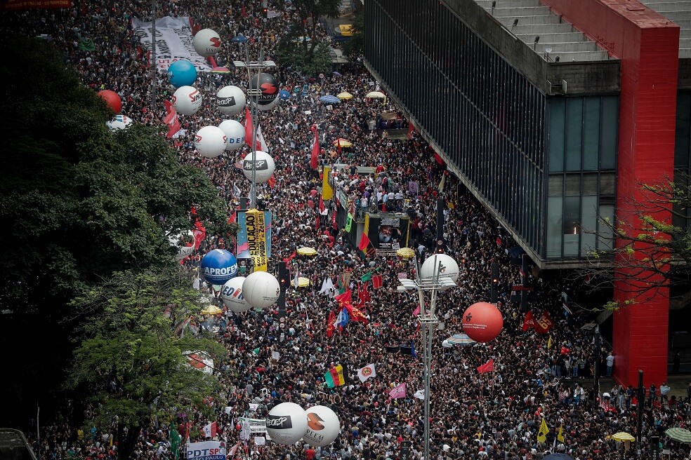 Brasileños protestan en 173 ciudades por recortes en la educación de Bolsonaro