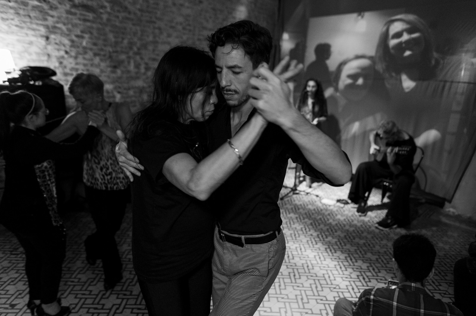 El señor Firmani y la señora Garay bailando en una milonga fuera del programa de tango.