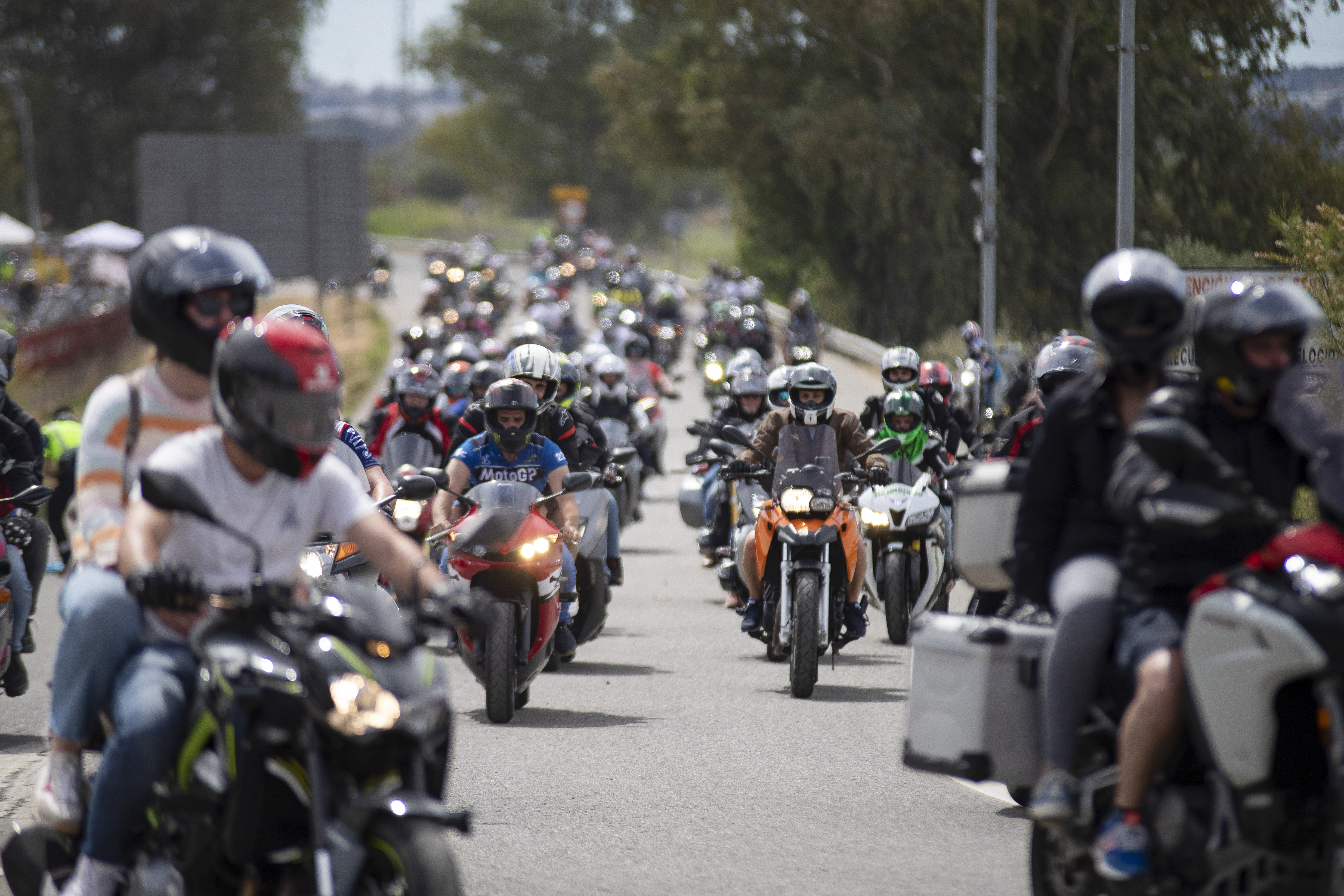 JEREZ DE LA FRONTERA (CÁDIZ), 30/04/2023.- Miles de aficionados salen desde las inmediaciones del Campeonato de Motos de Jerez de vuelta a casa. La imagen habitual de la multitud de aficionados que acuden a Jerez para disfrutar del fin de semana. EFE/ David Arjona