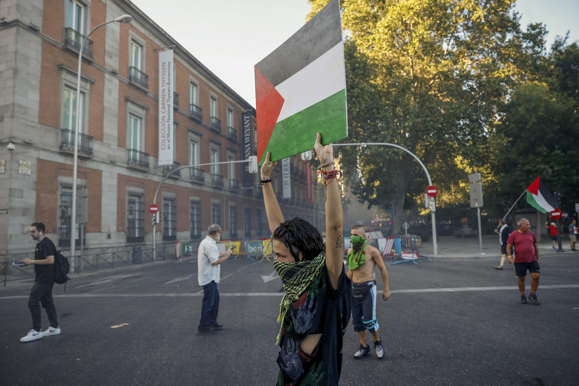 MADRID, 14/09/2025.- Los manifestantes propalestinos cortan el recorrido de los ciclistas en el Paseo del Prado, este domingo, durante la última etapa de la Vuelta a España que se disputa entre las localidades madrileñas de Alalpardo y Madrid, con un recorrido 103,6 Km.- EFE/ Daniel González