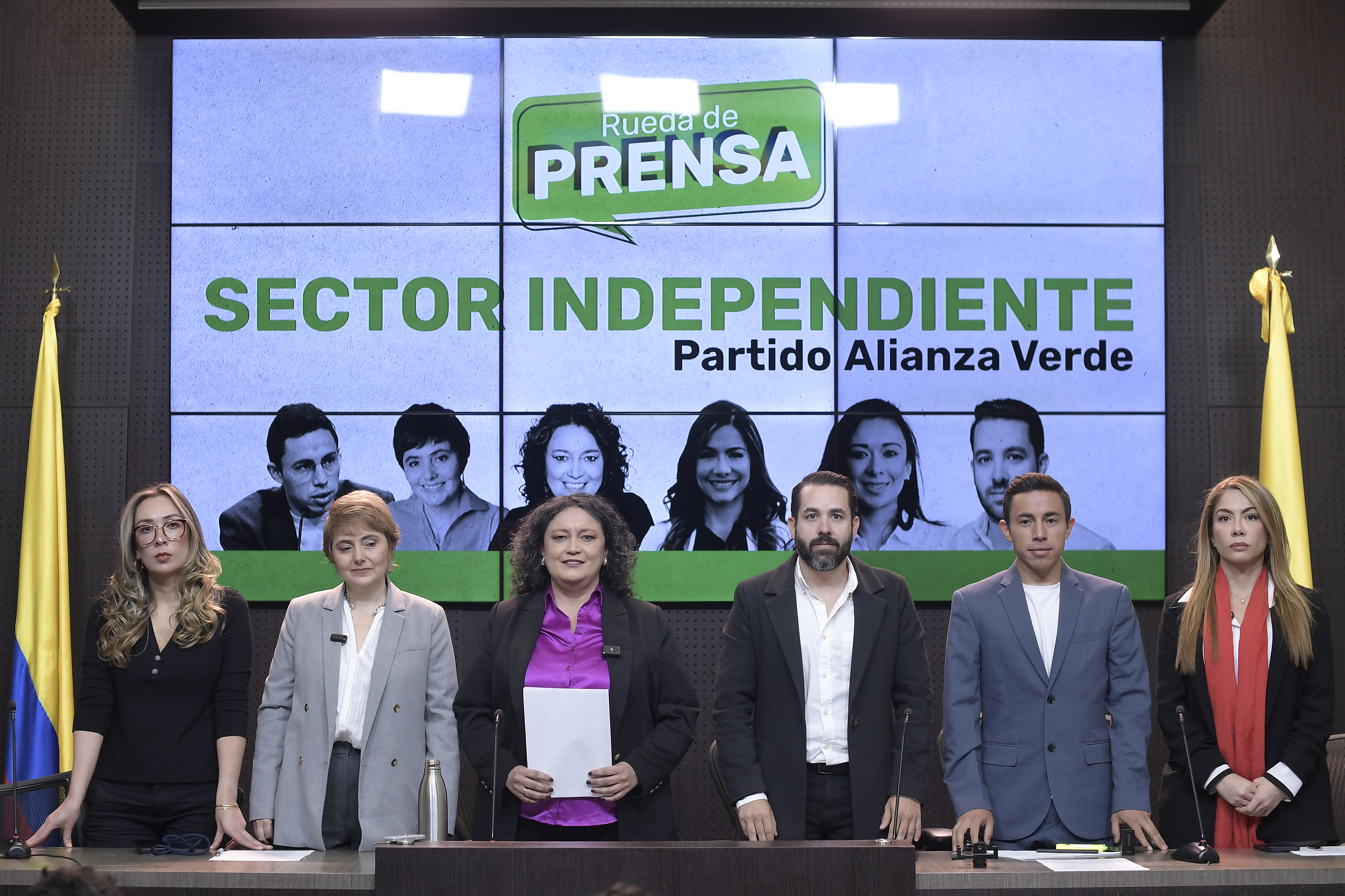 Las congresistas Katherine Miranda, Carolina Giraldo, Angélica Lozano, Alejandro García, Cristian Avendaño y Catherine Juvinao, en rueda de prensa formalizaron el pedido de escisión de la Alianza Verde por los acuerdos que el ala petrista del partido ha hecho con el Gobierno Nacional.