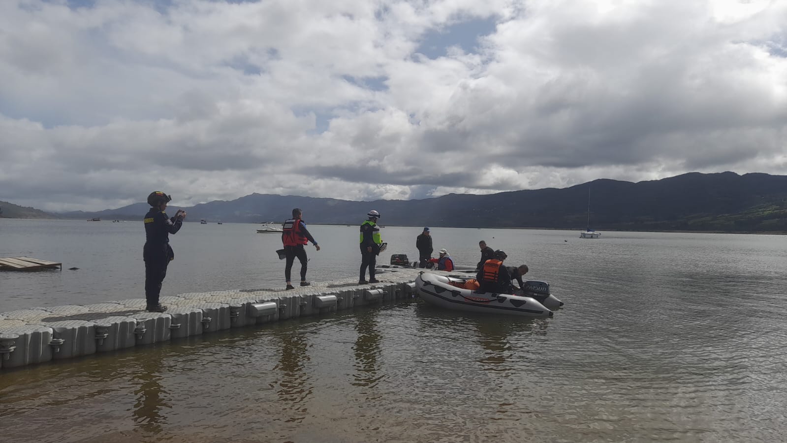 Buscan a una mujer desaparecida tras choque de lanchas en el embalse de Tominé