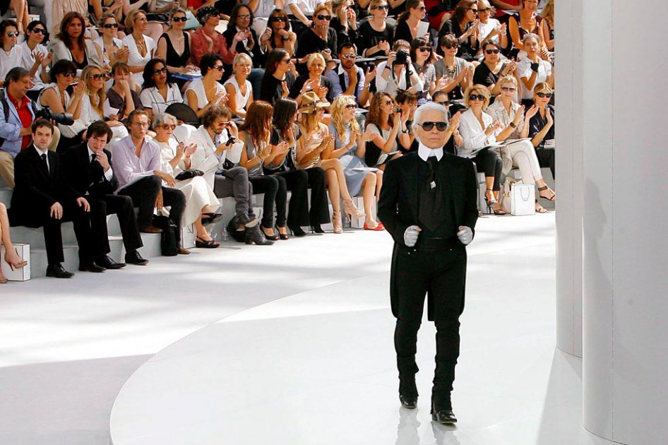 Diseñador de Chanel estrena su «biblia propia»