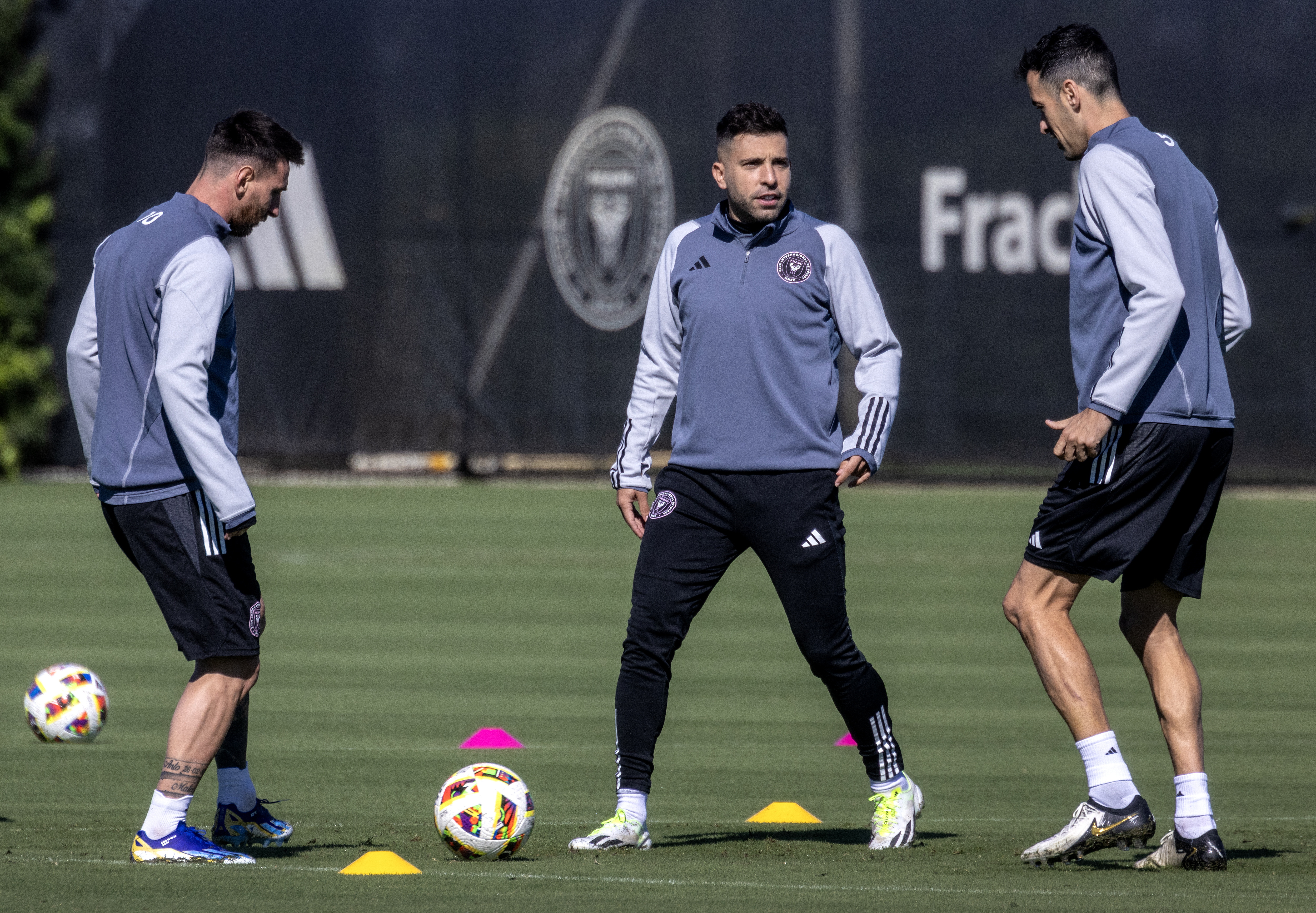 Fort Lauderdale (Usa), 20/02/2024.- (L-R) Lionel Messi, Jordi Alba and Sergio Busquets of Inter Miami participate in the Season Kickoff training session in Fort Lauderdale, Florida, USA, 20 February 2024. On 21 February, Inter Miami CF will host Real Salt Lake in the opening match of the 2024 MLS Season. EFE/EPA/CRISTOBAL HERRERA-ULASHKEVICH